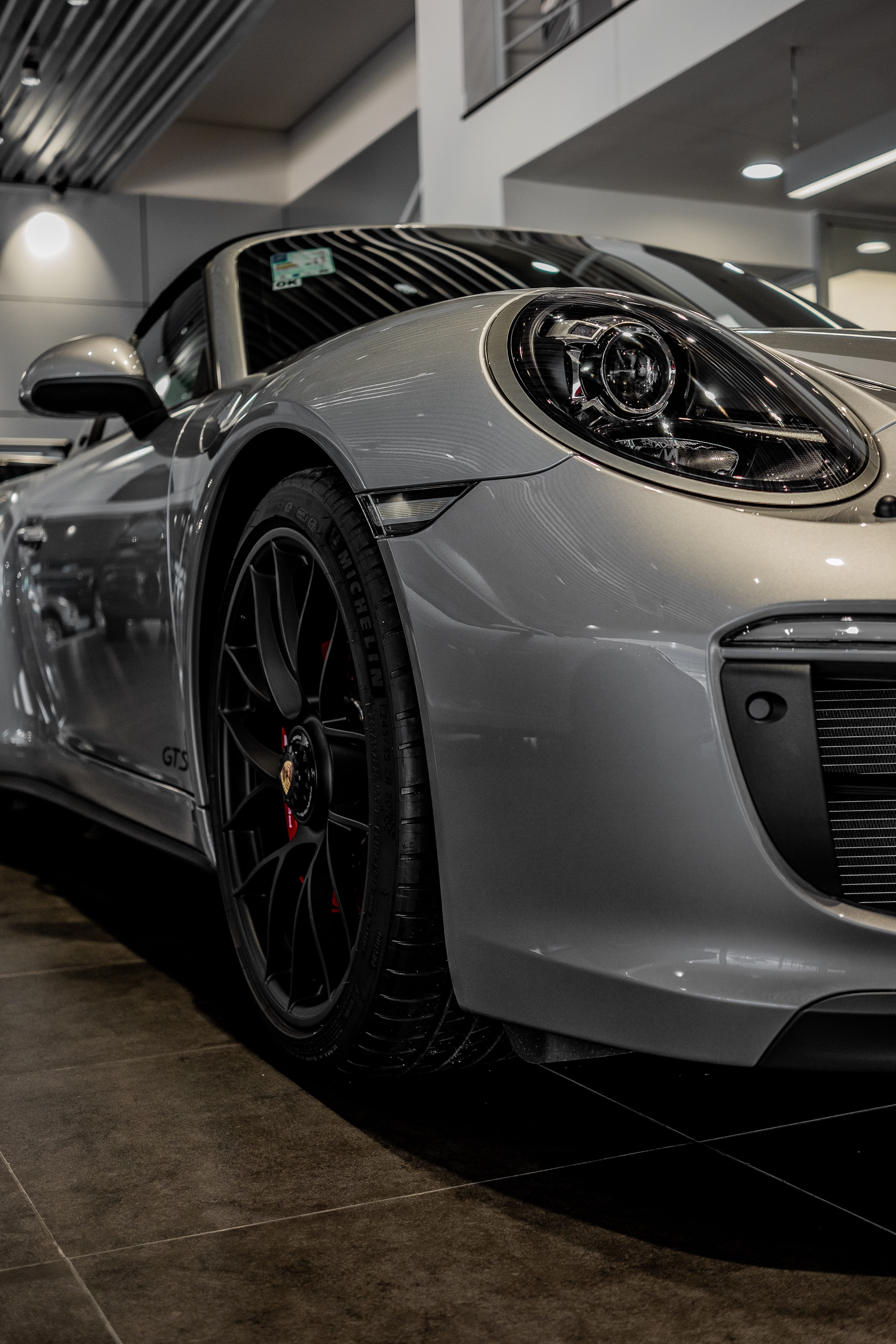 vintage car, transportation, land vehicle, porsche, no people, carro, vehicle, day, 4K, metal, machine, focus on foreground, showroom, wealth, mode of transportation, Phone HD Wallpaper
