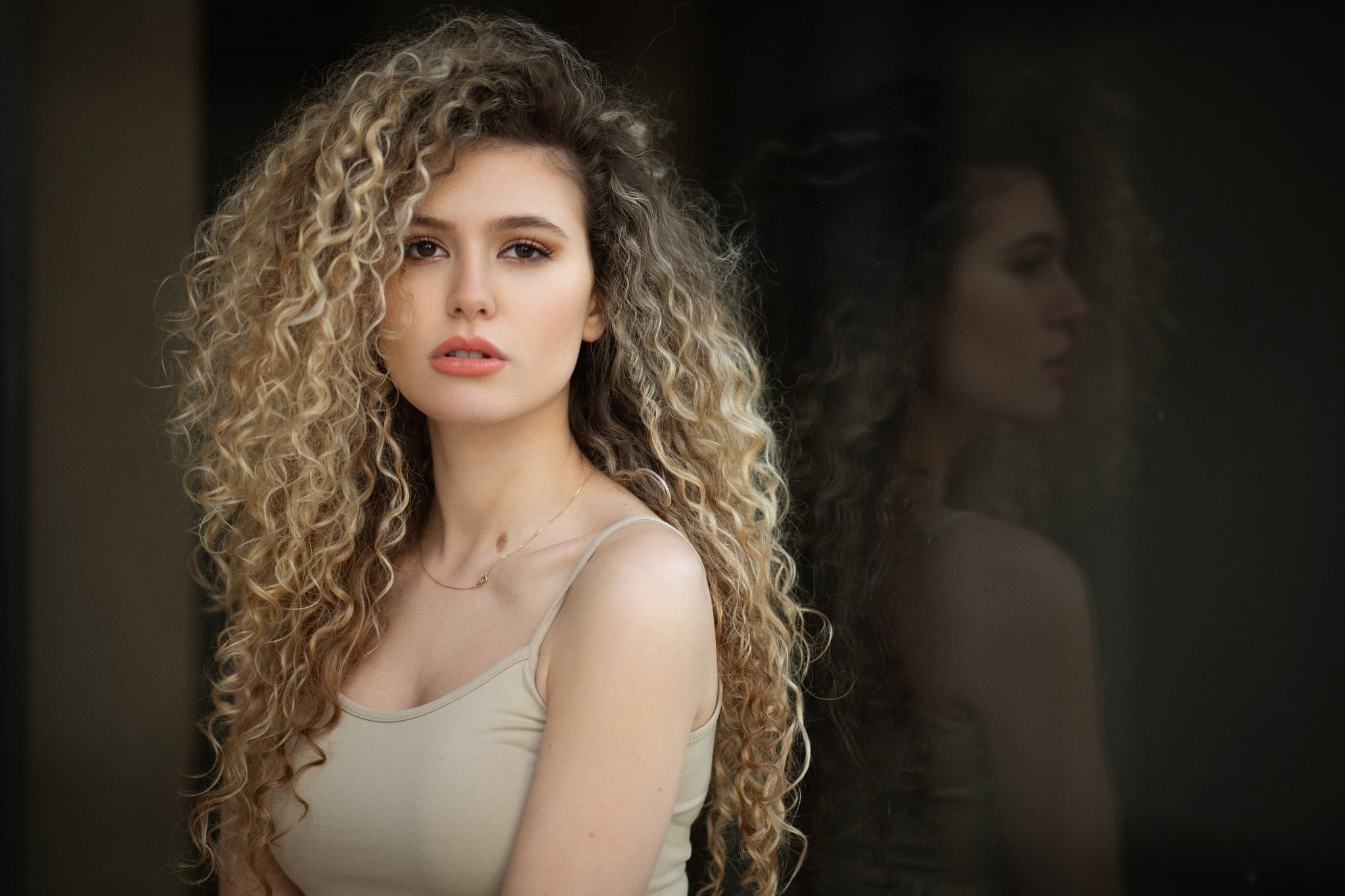 1080P, hair, brown hair, women indoors, adult, looking at viewer, necklace, fashion, beautiful woman, human face, tank top, curly hair, looking at camera, HD Wallpaper
