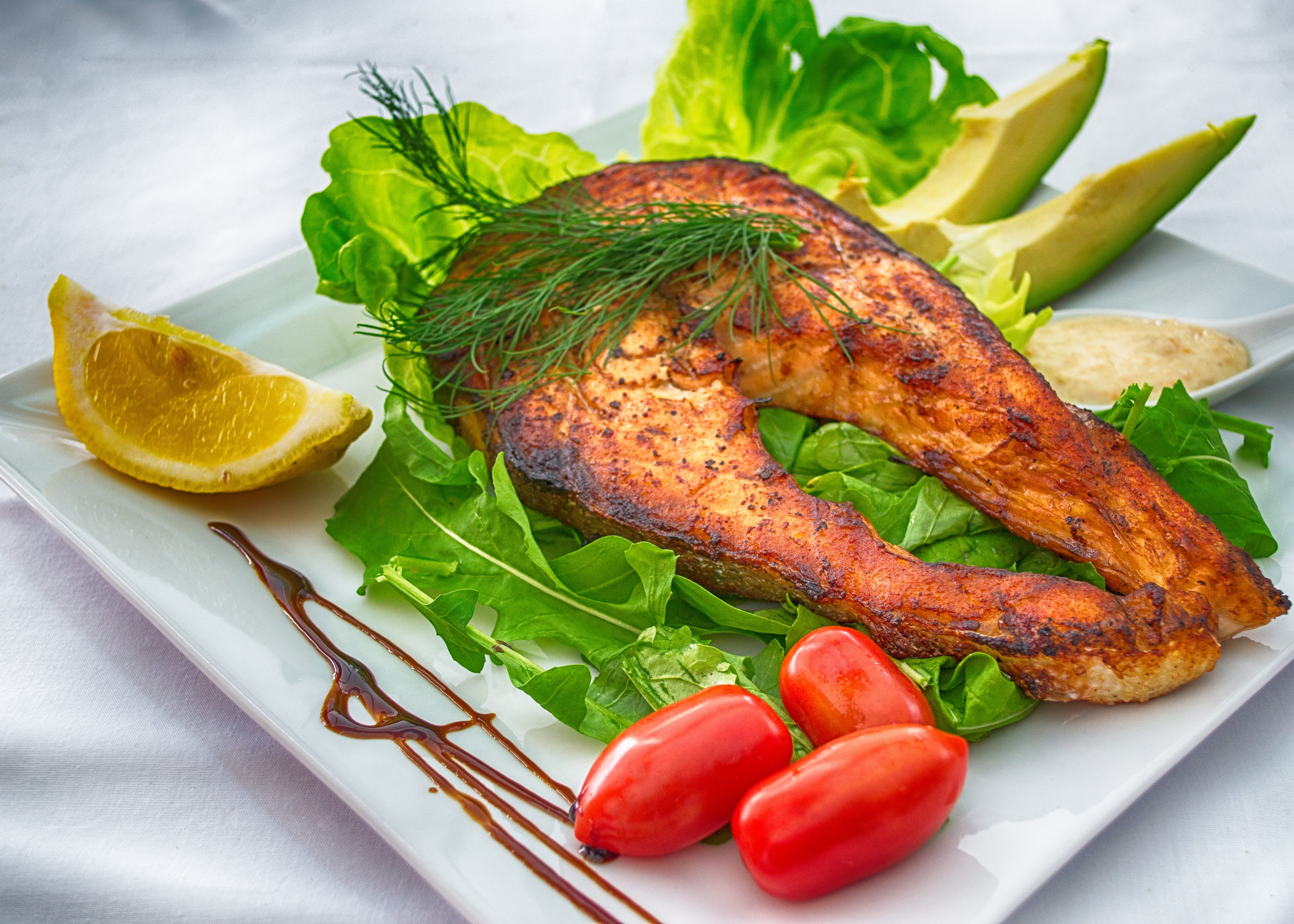 lunch, cuisine, lettuce, arugula, lemon, chicken meat, dinner, grilled fish, 5K, steak, vegetable, freshness, gourmet, side, fillet, seafood, healthy, HD Wallpaper
