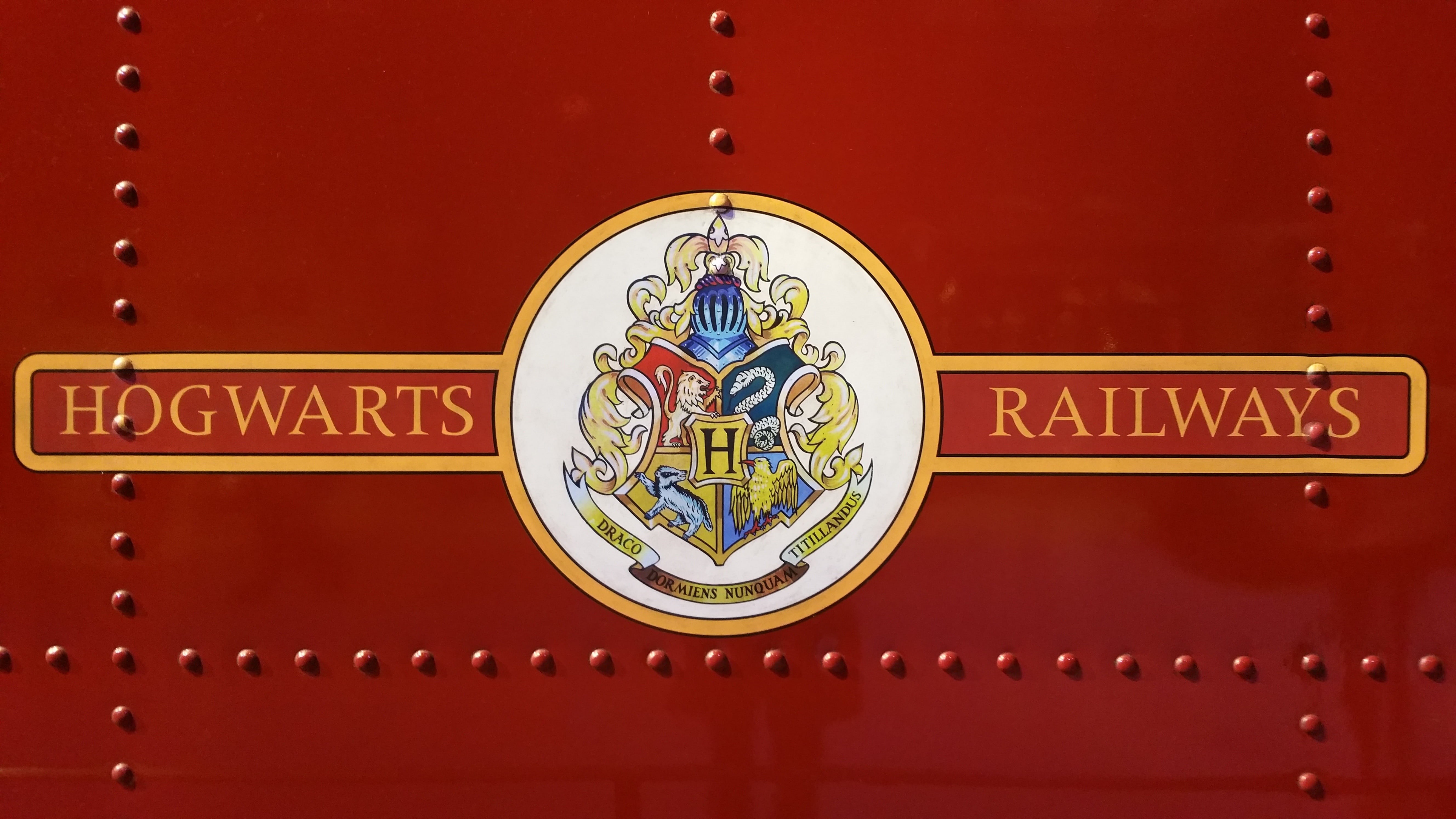 travel, warner studio, symbol, no people, architecture, passenger craft, economy, railways, 5K, insignia, warner bros, red, backgrounds, sign, clock face, HD Wallpaper