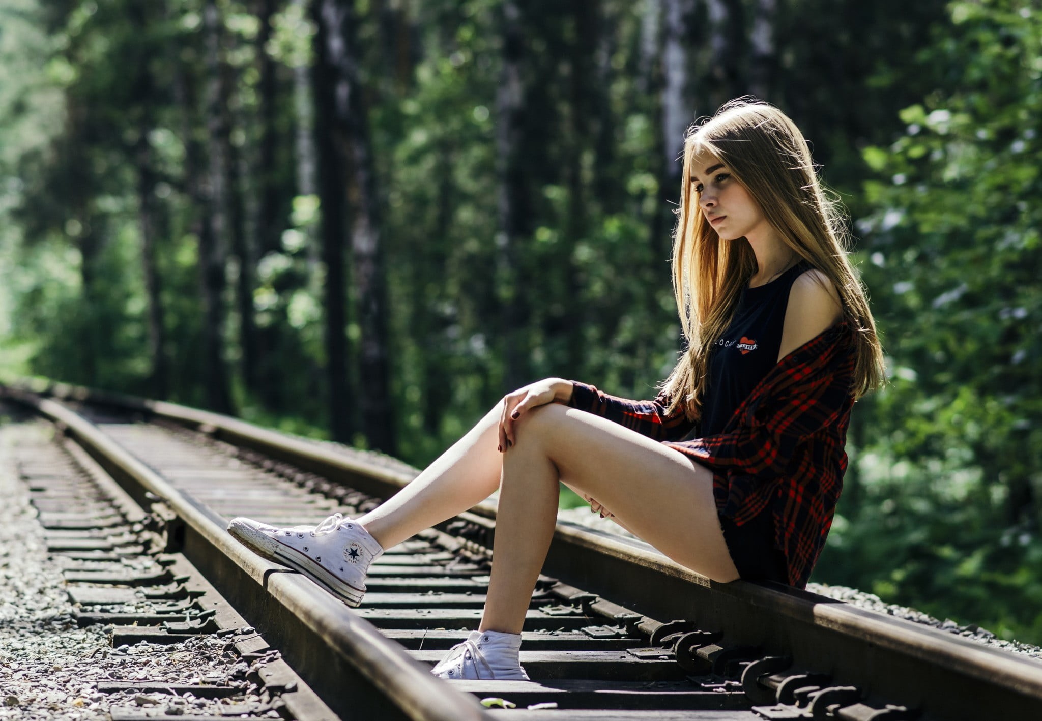 one person, railway, beauty, fashion, real people, sneakers, 1080P, s, T-shirt, nature, blonde, top, long hair, star, plaid shirt, outdoors, transportation, HD Wallpaper