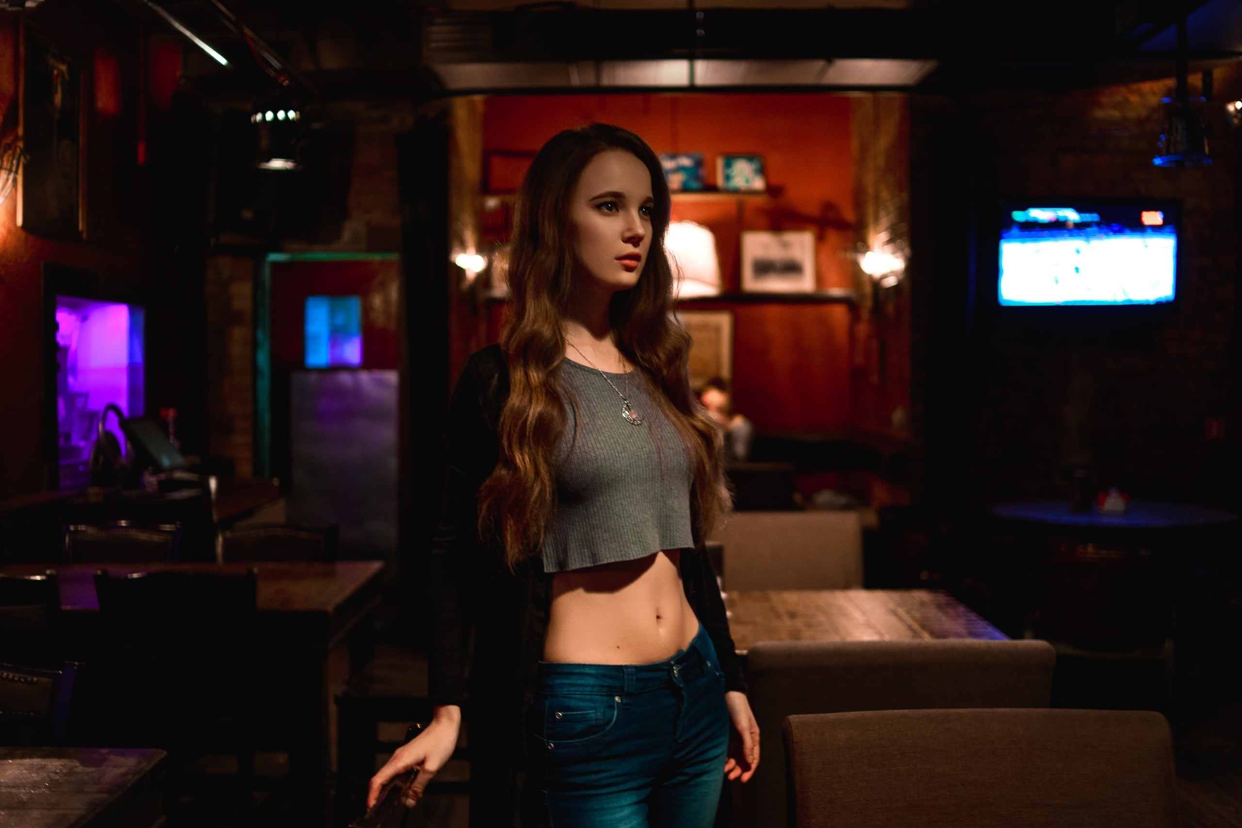 necklace, jeans, belly, bar, 2K, long hair, indoors, grey tops, depth of field, model, brunette, women indoors, crop top, dark, Ksana Stankevich, portrait, HD Wallpaper