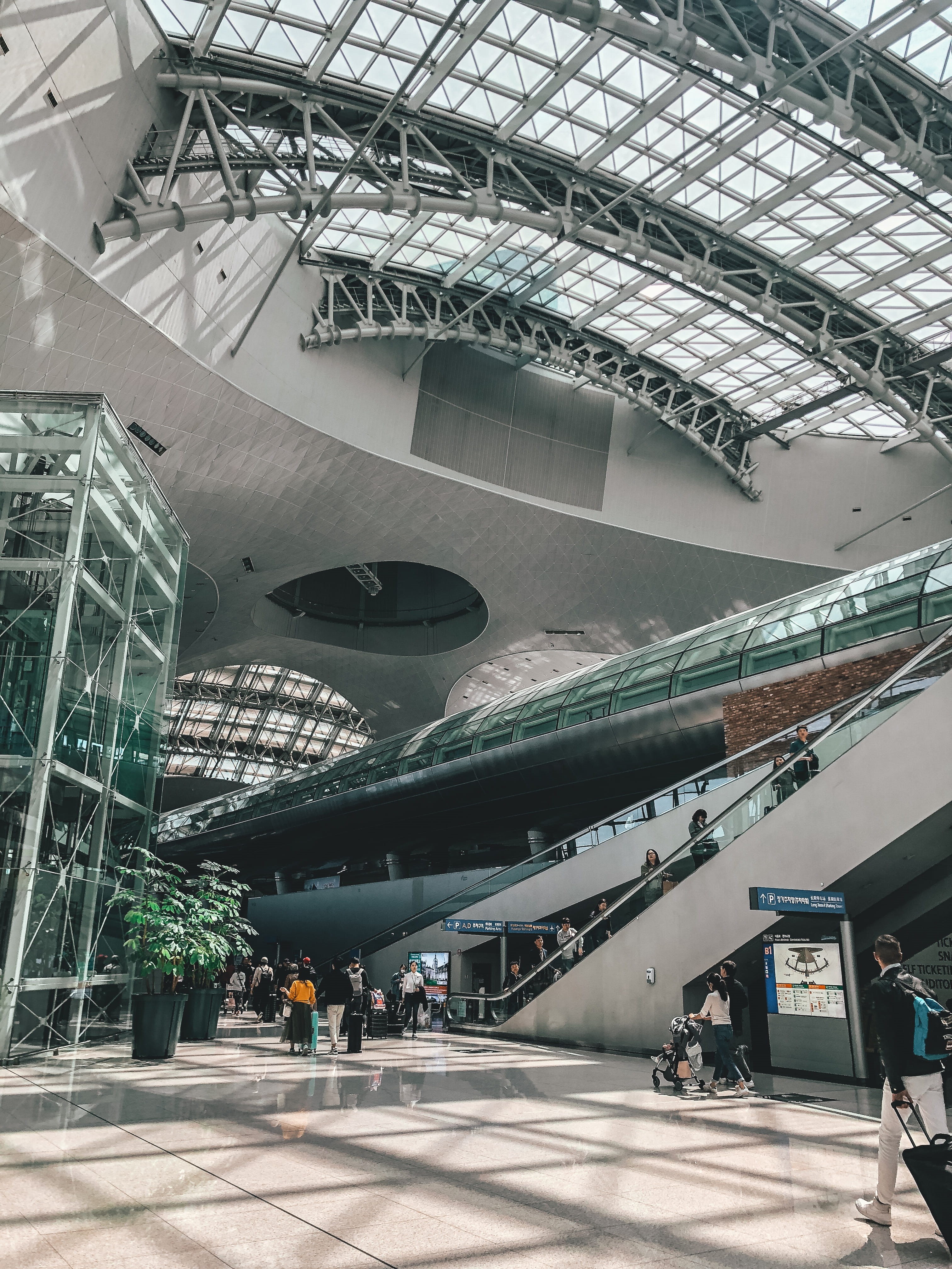 pottery, skylight, modern, airport, group of people, incheon, built structure, design, 4K, train, ceiling, scalator, flora, structure, building, person, Phone HD Wallpaper