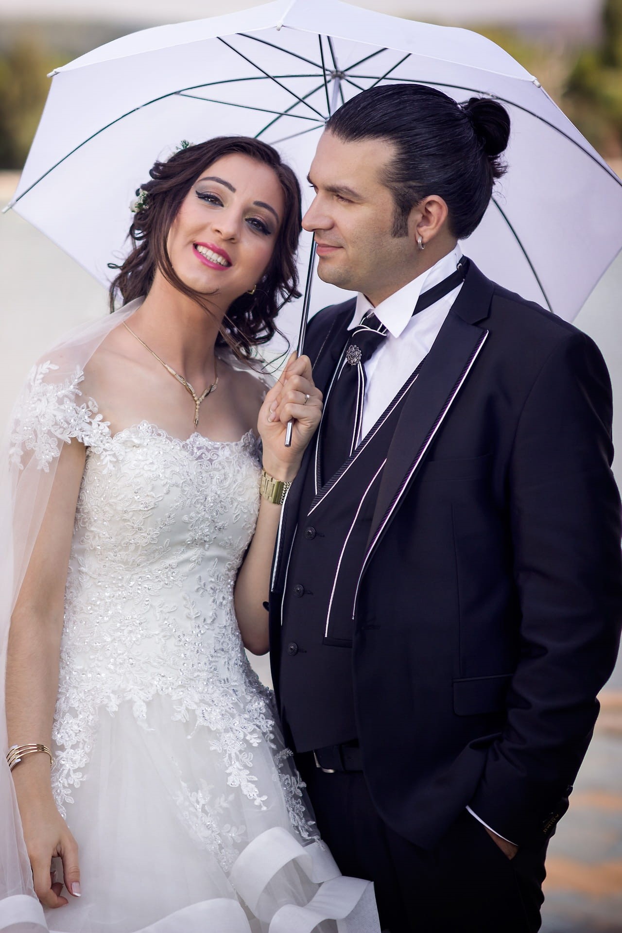 beside, beauty, females, white wedding, white umbrella, people, son in law, newlywed, black suit, man, wife, women, event, men, bridegroom, positive emotion, Phone HD Wallpaper