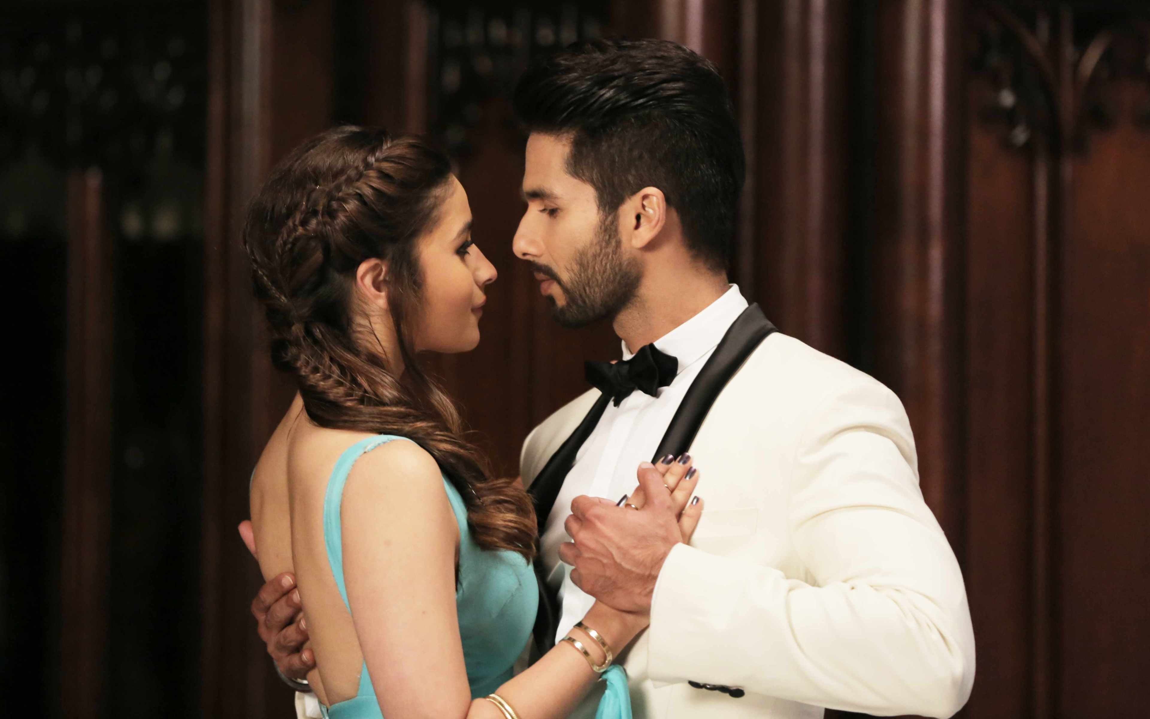 standing, shahid kapoor, coat, two people, people, Movies, love, positive emotion, well-dressed, adult, luxury, formal, hairstyle, emotion, men, indoors, HD Wallpaper