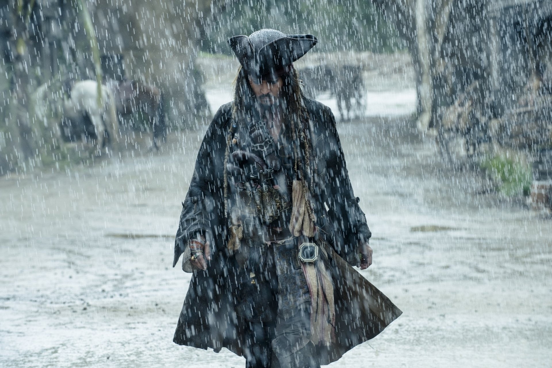 standing, three quarter length, Jack Sparrow, adult, rainy season, 1080P, outdoors, focus on foreground, Pirates Of The Caribbean: Dead Men Tell No Tales, HD Wallpaper