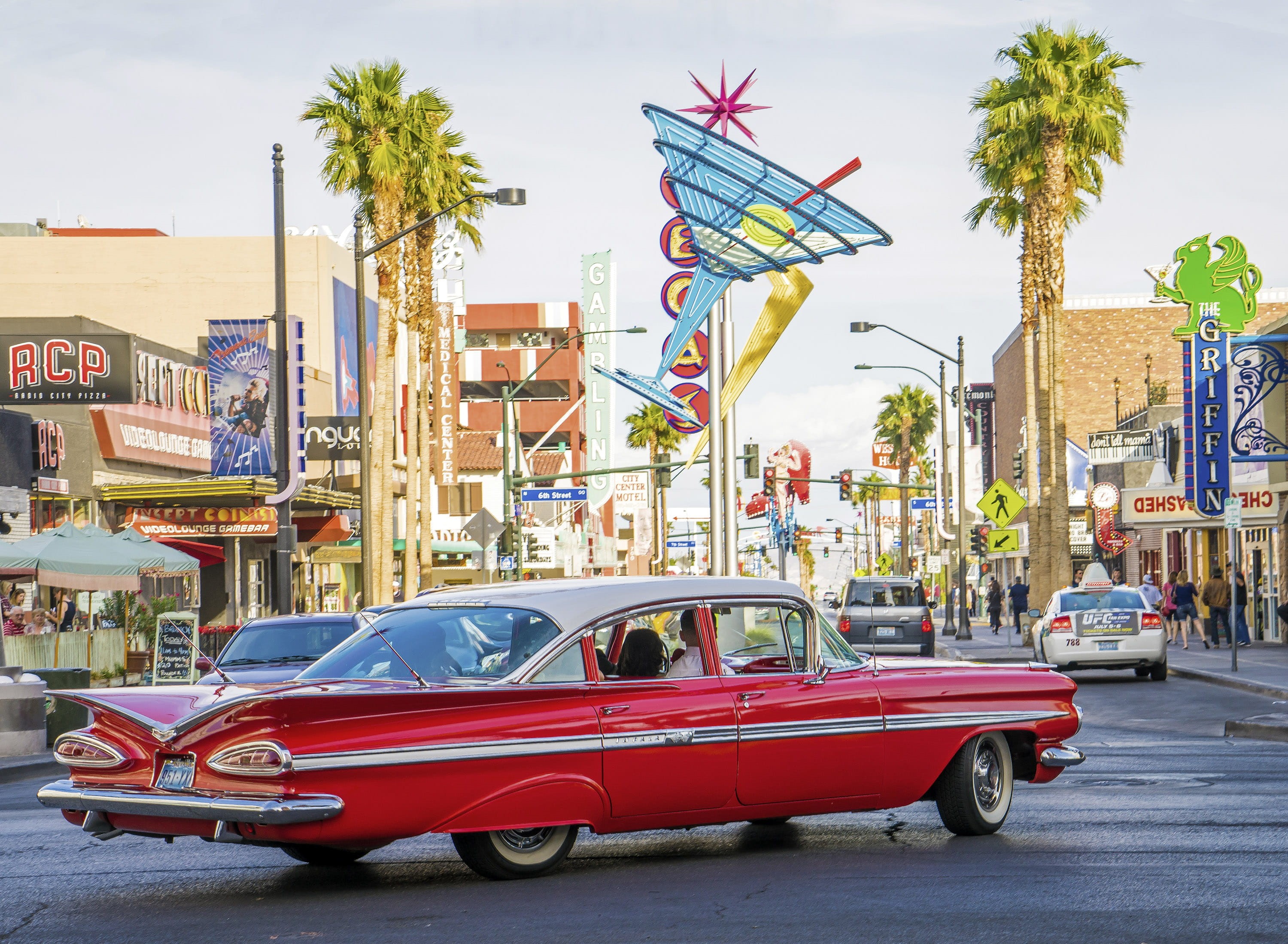 sin city, architecture, outdoors, impala, incidental people, mode of transportation, built structure, palm tree, 1960, south las vegas boulevard, tree, HD Wallpaper