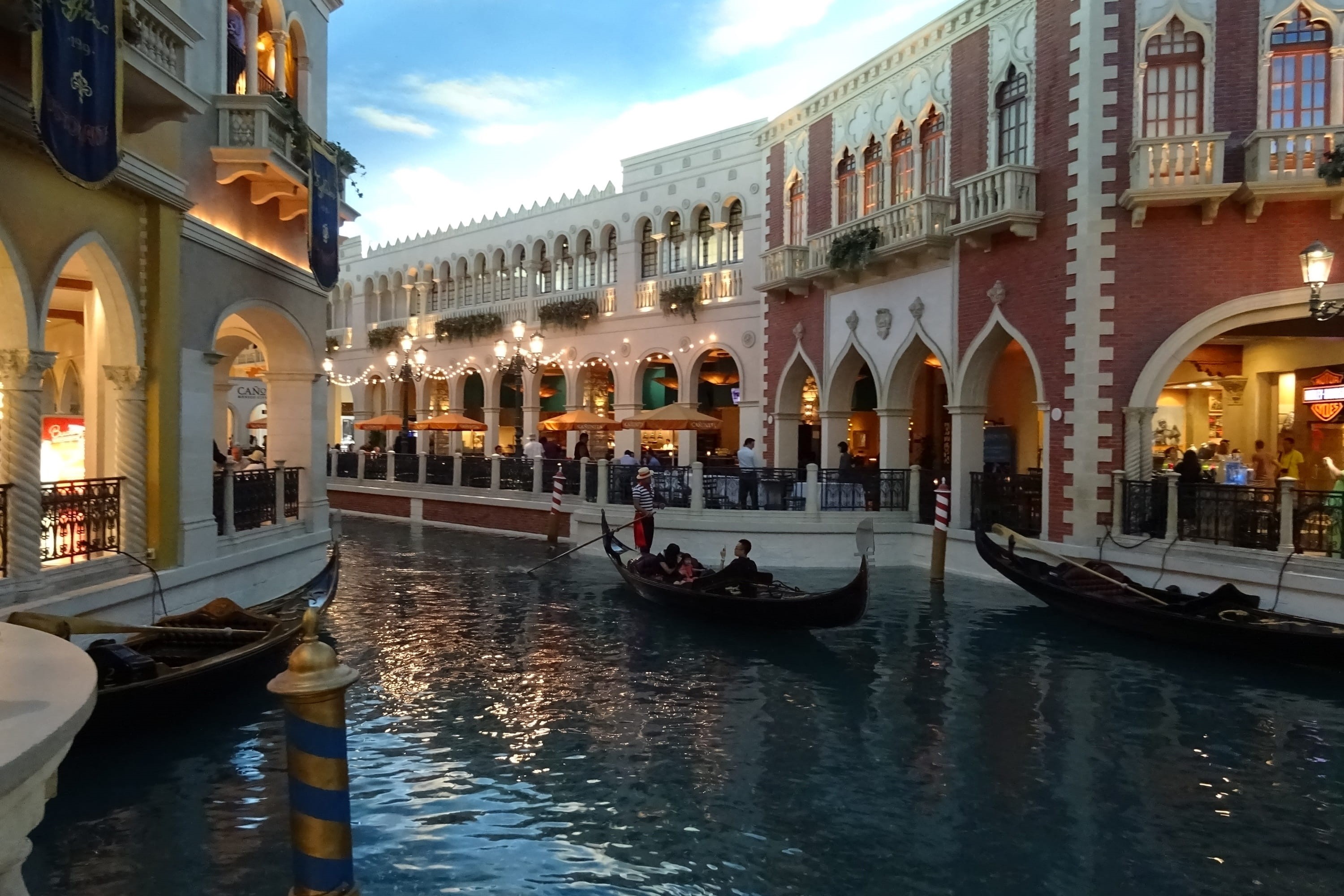 building, Venetian, architecture, gamble, vegas, incidental people, nautical vessel, hotel, mode of transportation, group of people, built structure, water, HD Wallpaper