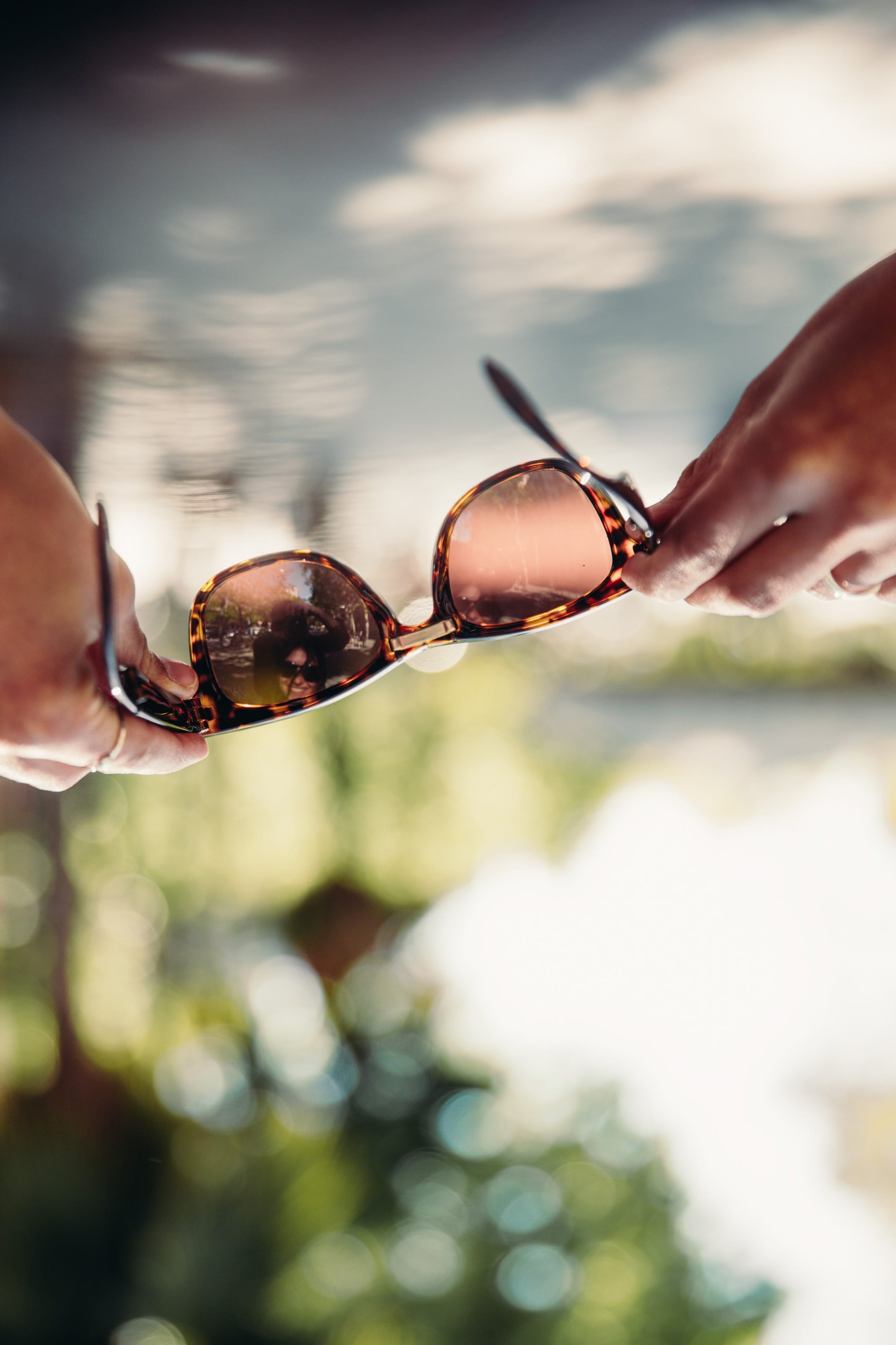 closeup, translucent, human limb, polarized, leisure activity, casual, nature, Shade, bokeh, trendy, one person, Light, hands, accessories, outdoors, lifestyles, Phone HD Wallpaper