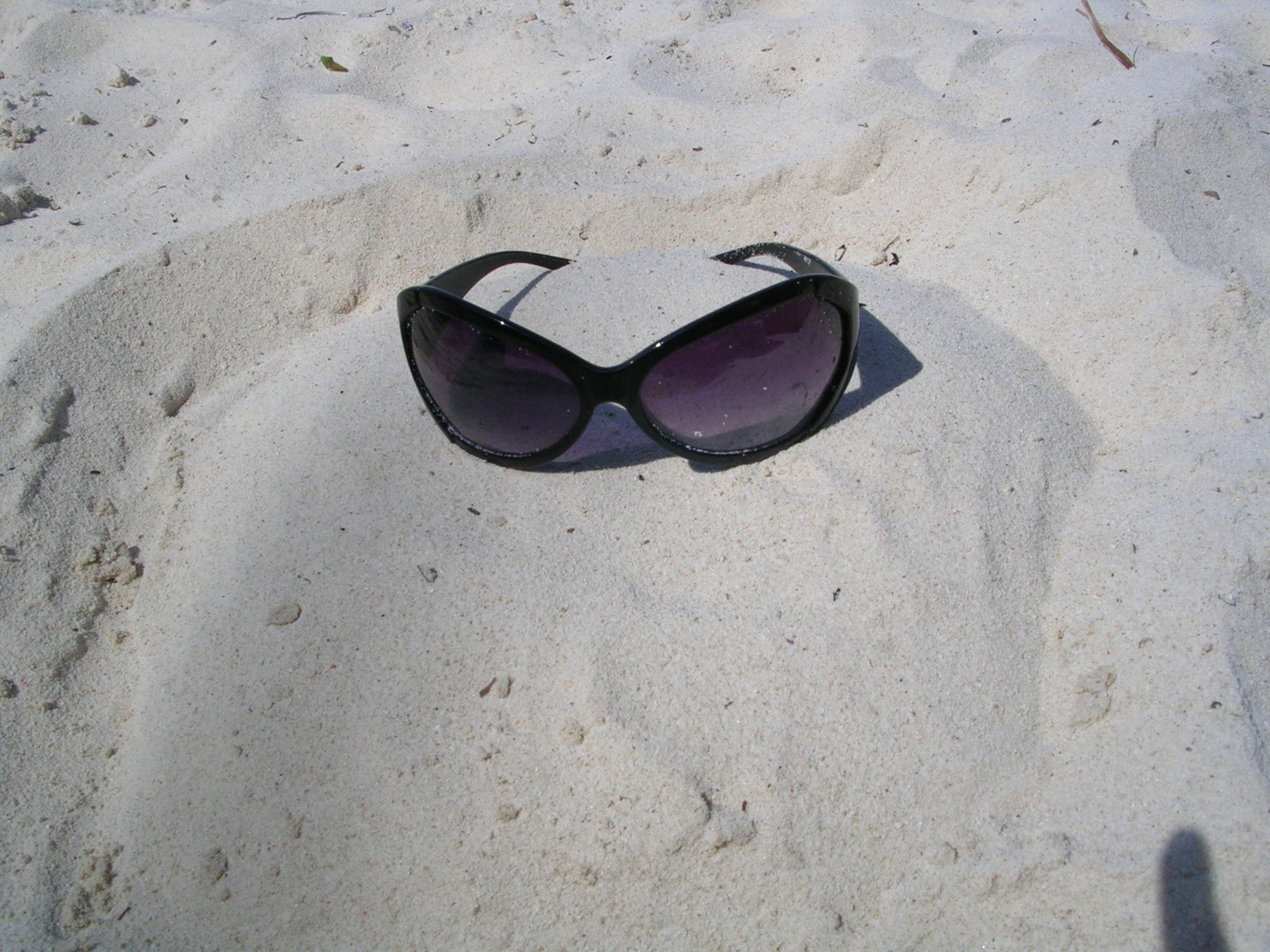 high angle view, outdoors, beach, eyesight, brown, ultraviolet, eye, reflection, Sunglasses, summer, sand, land, Tinted, shoe, 1080P, personal accessory, HD Wallpaper
