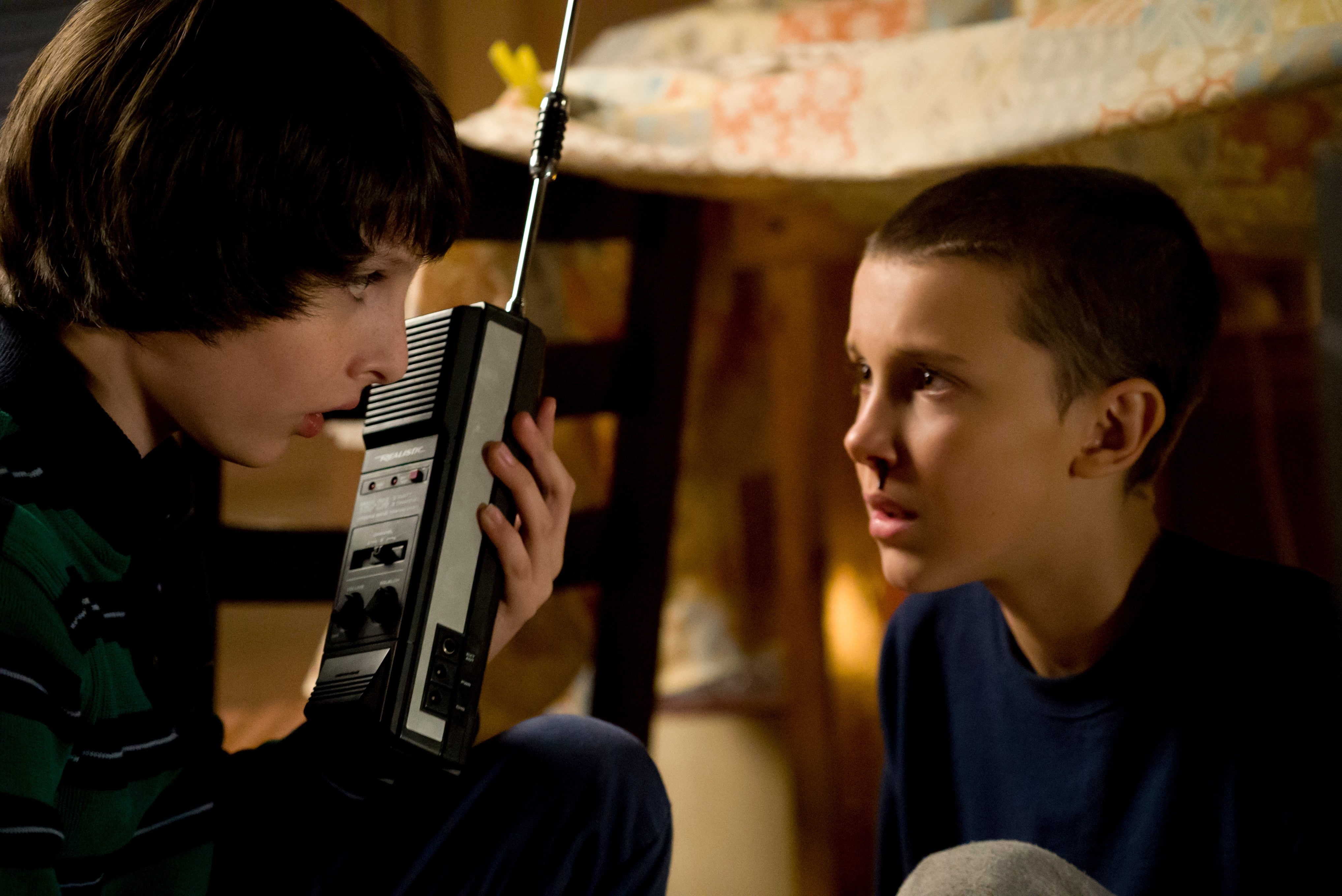 lifestyles, family, leisure activity, 4K, two people, togetherness, TV, looking, Netflix, teenager, friendship, pre-adolescent child, Stranger Things, HD Wallpaper