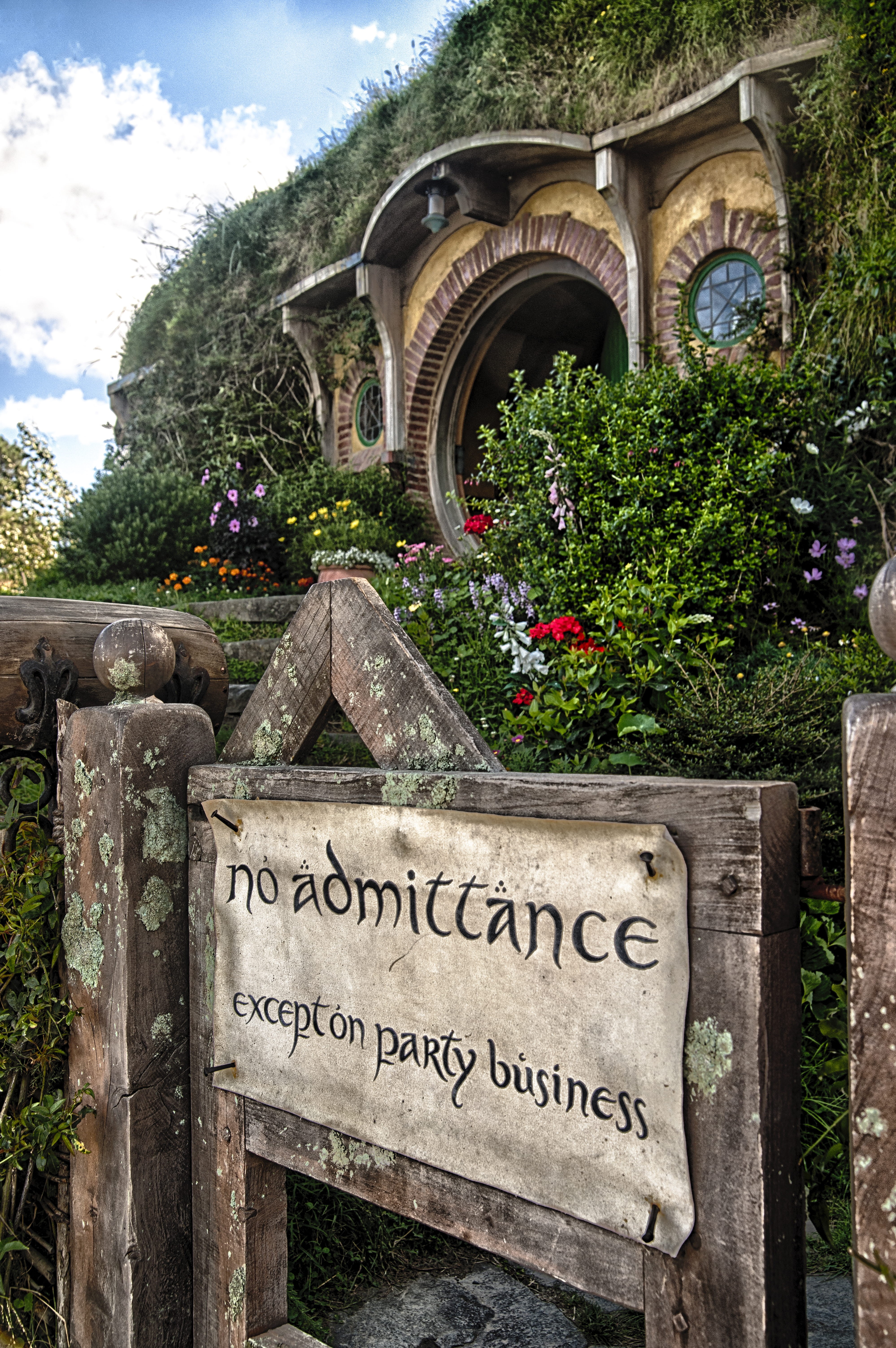 message, bag end, non-western script, day, hobbiton, nature, capital letter, plant, architecture, script, matamata, tree, wood - material, no people, bilbo baggins, Phone HD Wallpaper