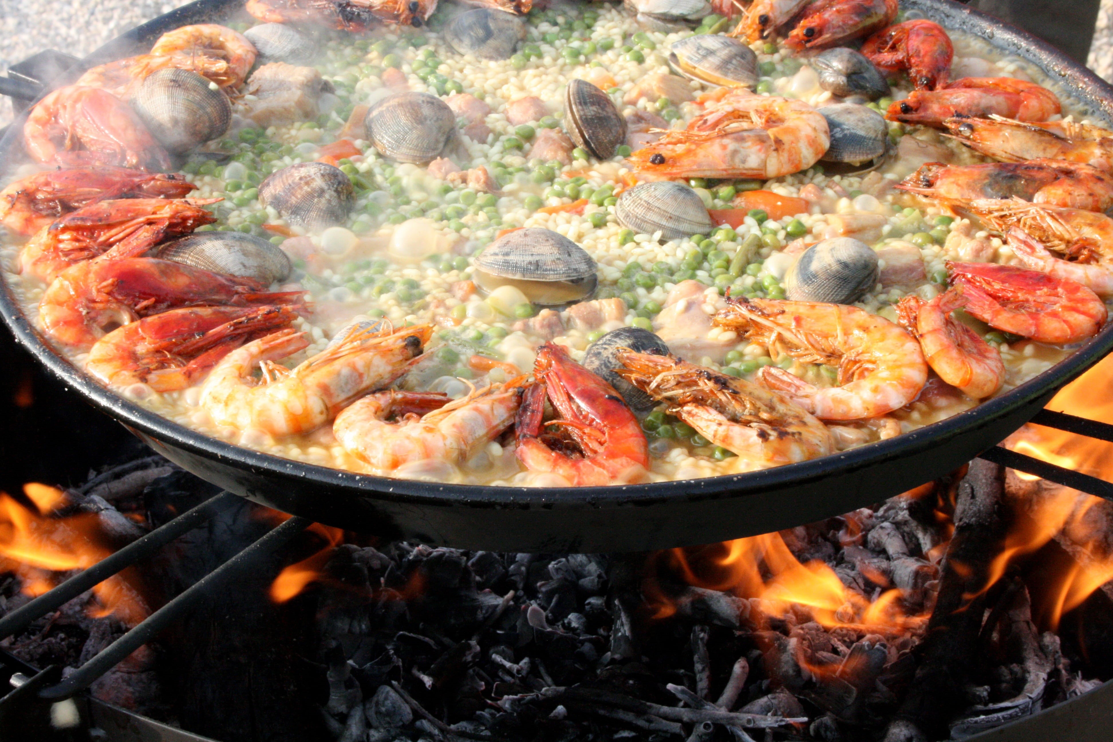 barbecue Grill, prawn, rice, no people, dinner, cook, seafood, gourmet, household equipment, valencian paella, shrimp, clams, mixed, spanish food, meal, HD Wallpaper