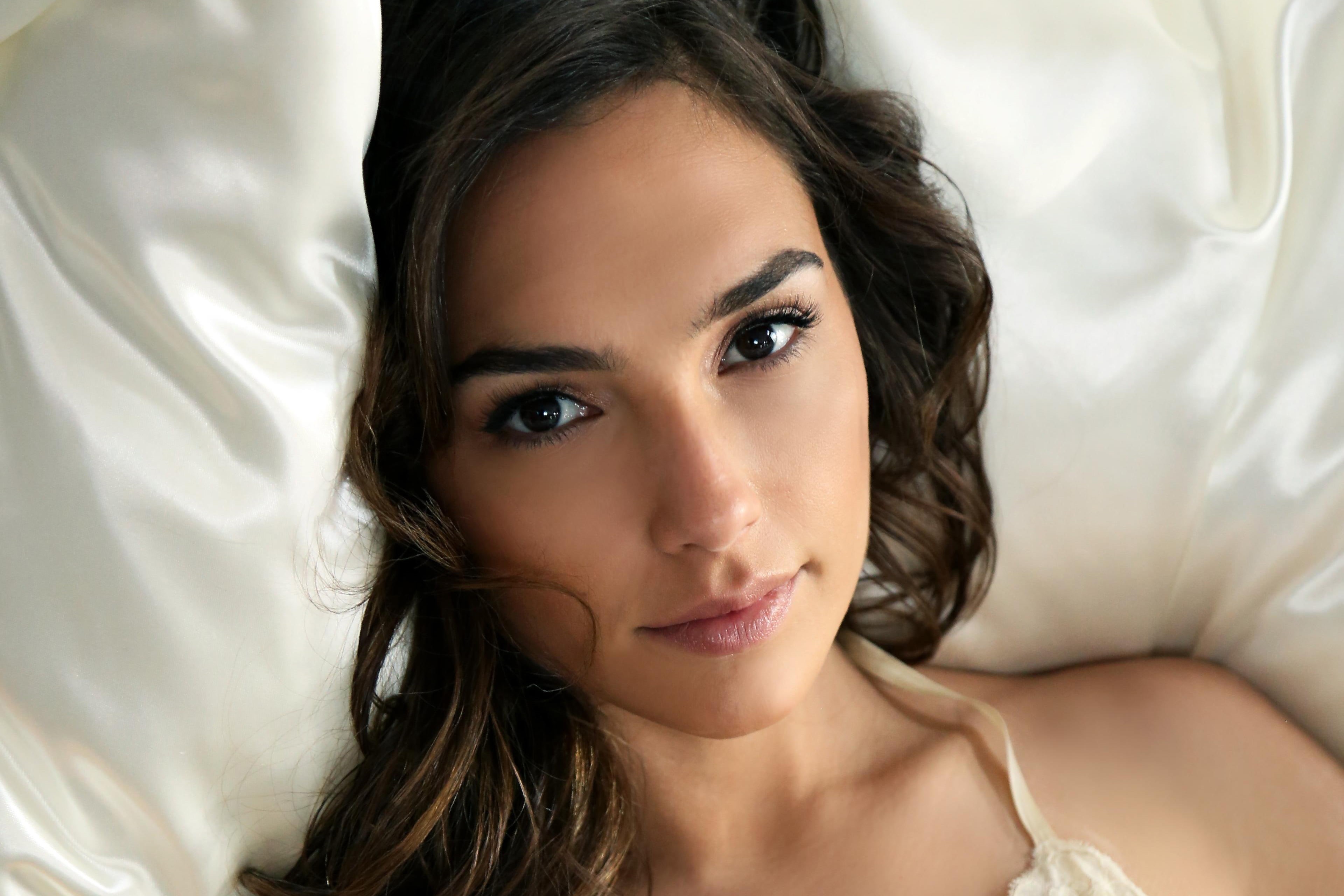 portrait, young women, women, furniture, bed, beautiful woman, domestic room, Israelis, actress, model, hairstyle, brown hair, headshot, hair, relaxation, HD Wallpaper