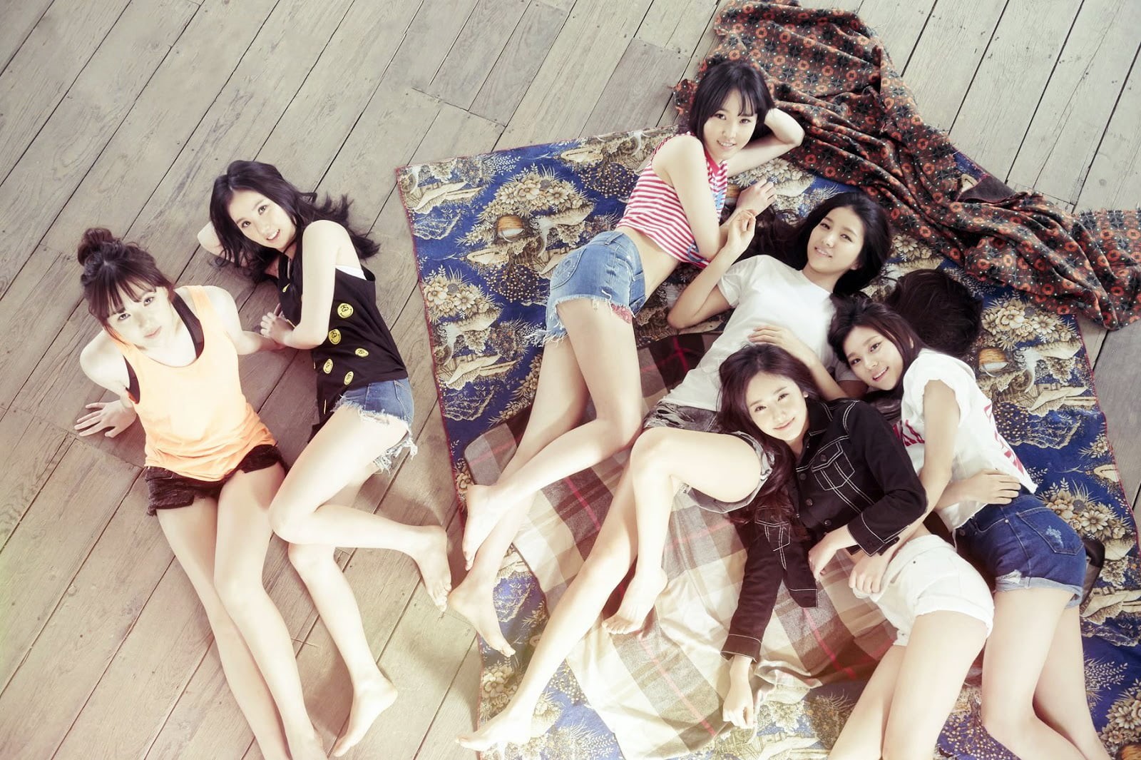 Umji, lifestyles, hands on hips, Sowon, shorts, Gfriend, Yuju, smiling, adult, people, hairstyle, togetherness, positive emotion, Idol, casual clothing, HD Wallpaper