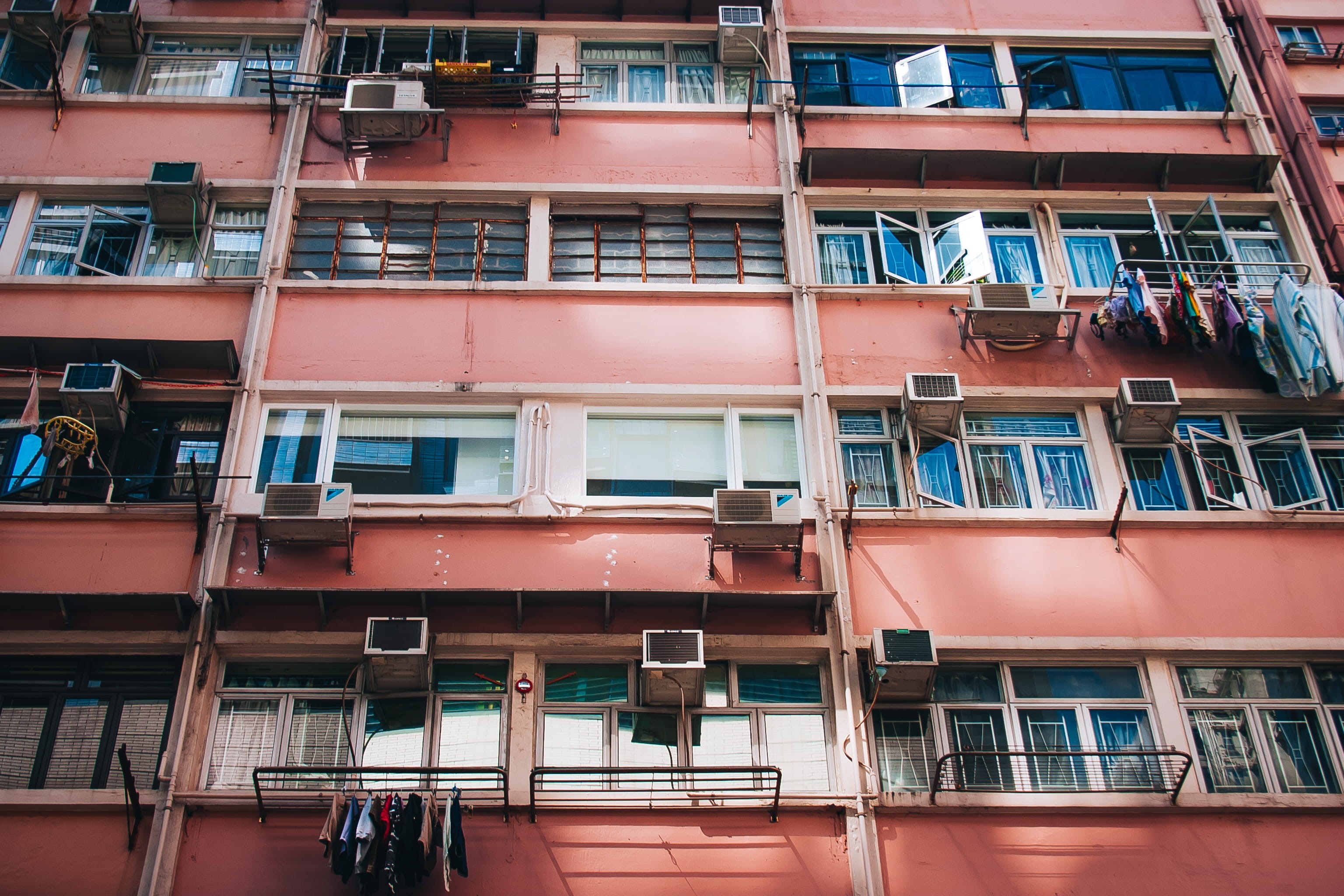 kowloon, urban, building exterior, hk, reflection, urban living, air conditioner, no people, civic, angle, building, window, day, street, small living space, HD Wallpaper