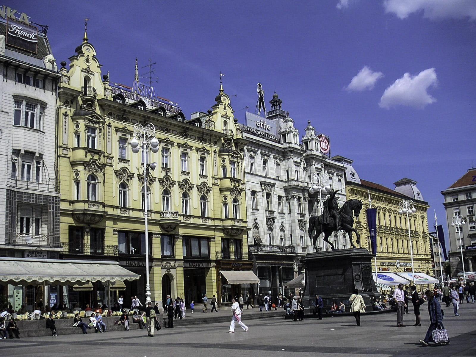 Ban Jelačić Square, women, the past, town, tourism, crowd, large group of people, square, Zagreb, building Exterior, ban, travel Destinations, city, 720P, HD Wallpaper