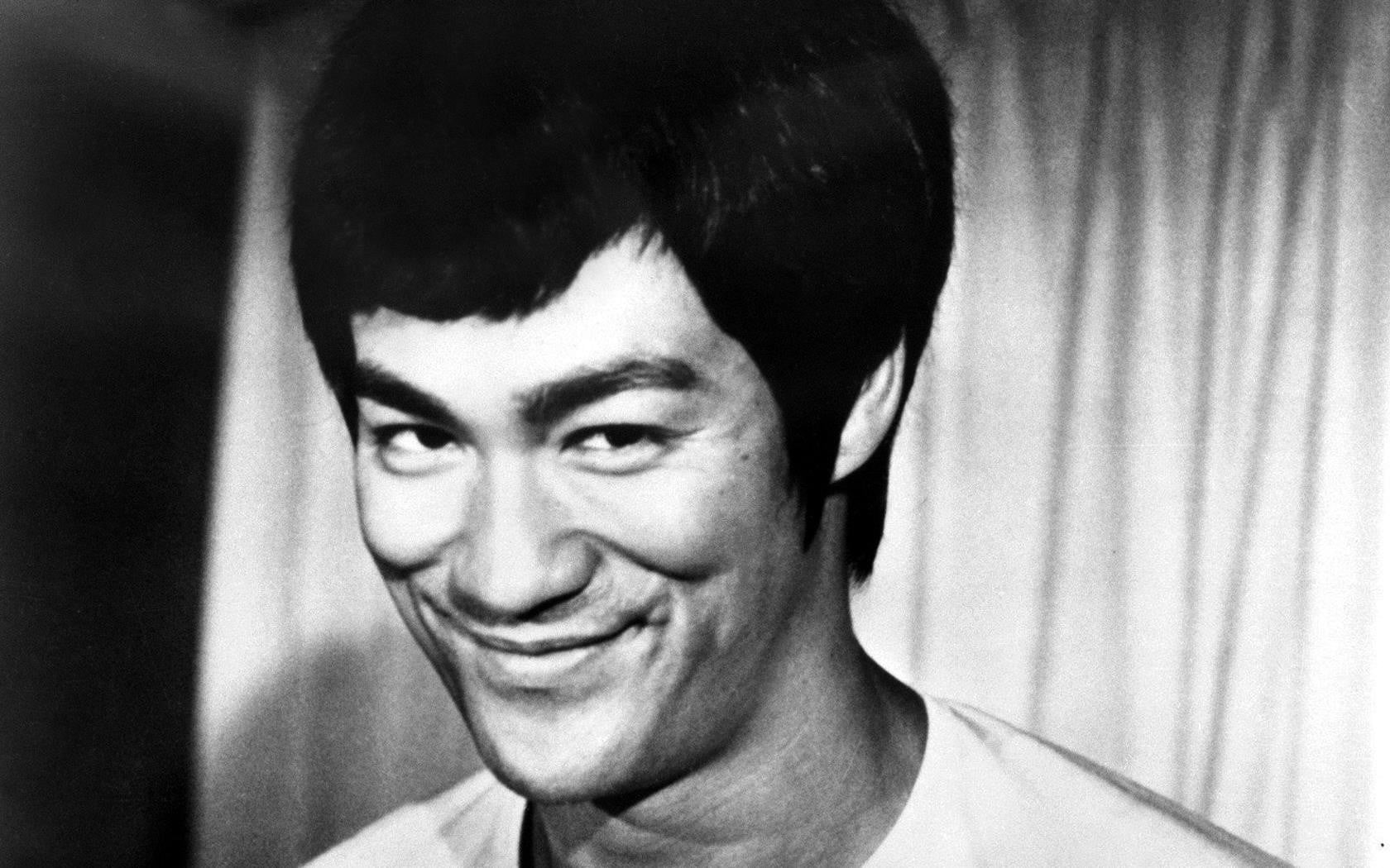 indoors, smiling, front view, beautiful people, teeth, bruce, human face, 720P, monochrome, young adult, looking at camera, Bruce Lee, men, headshot, close-up, HD Wallpaper
