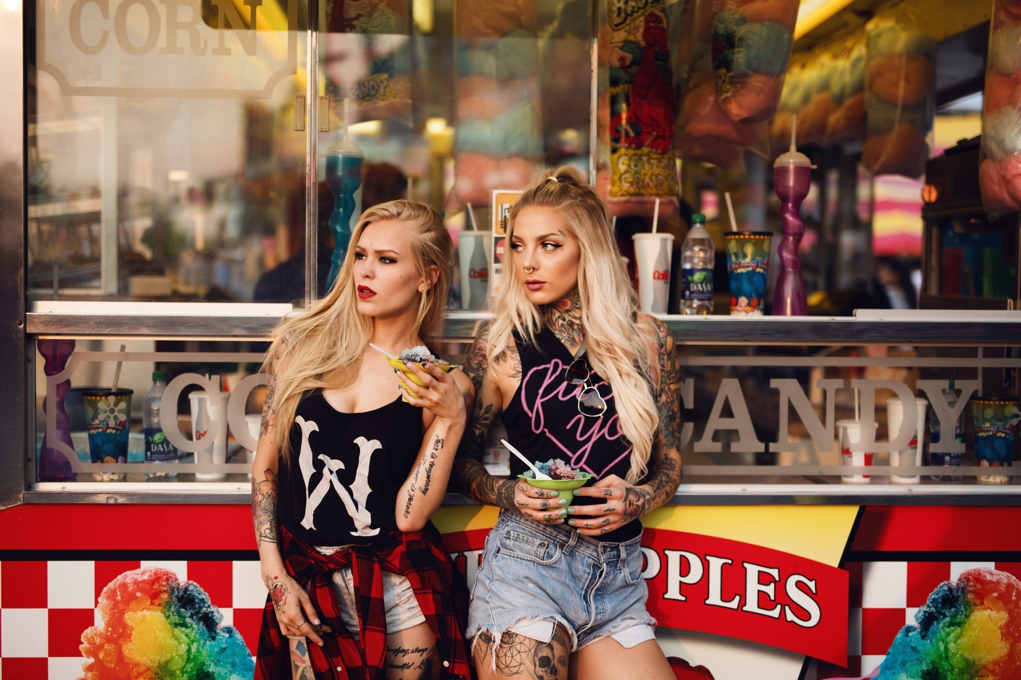 real people, focus on foreground, blonde, women, young women, casual clothing, long hair, tattoo, storefront, people, food and drink, nose rings, leisure activity, HD Wallpaper