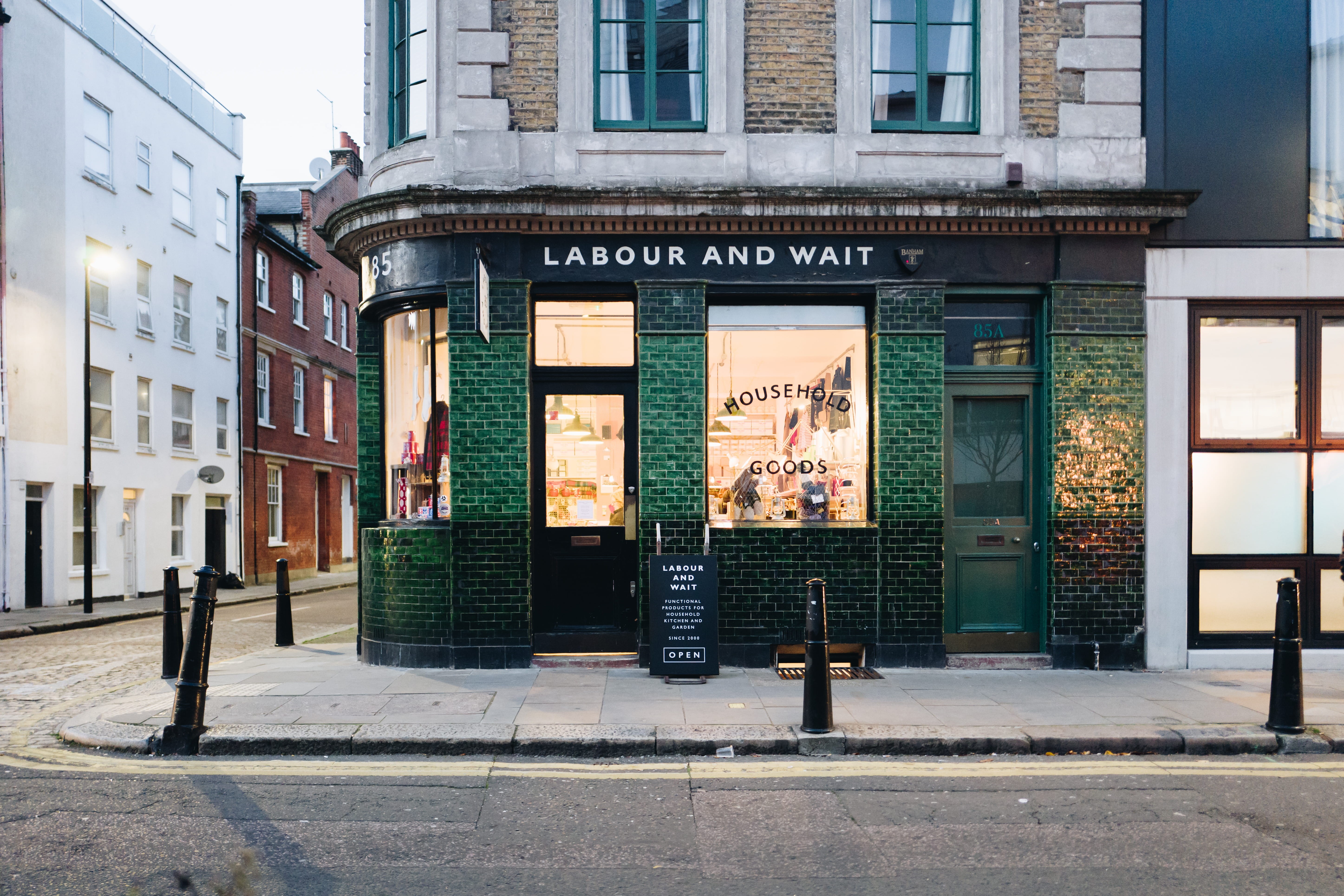wait, sidewalk, green, footpath, pub, city, day, built structure, entrance, street, road, outdoors, building, storefront, labour, window, communication, HD Wallpaper