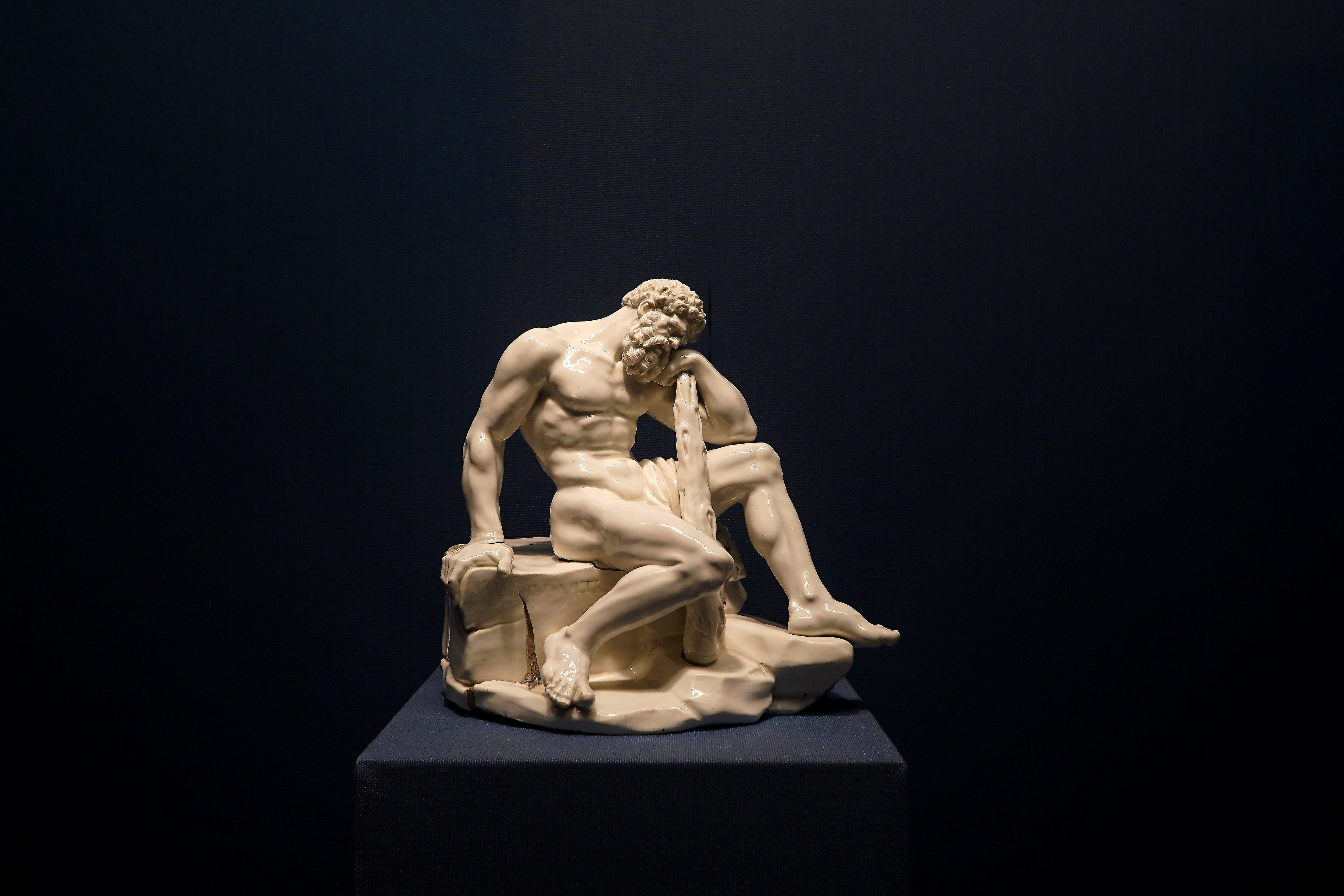 figurine, the past, indoors, craft, statue, representation, copy space, marble statue, antiquity, no people, studio shot, museum, single object, sculpture, HD Wallpaper