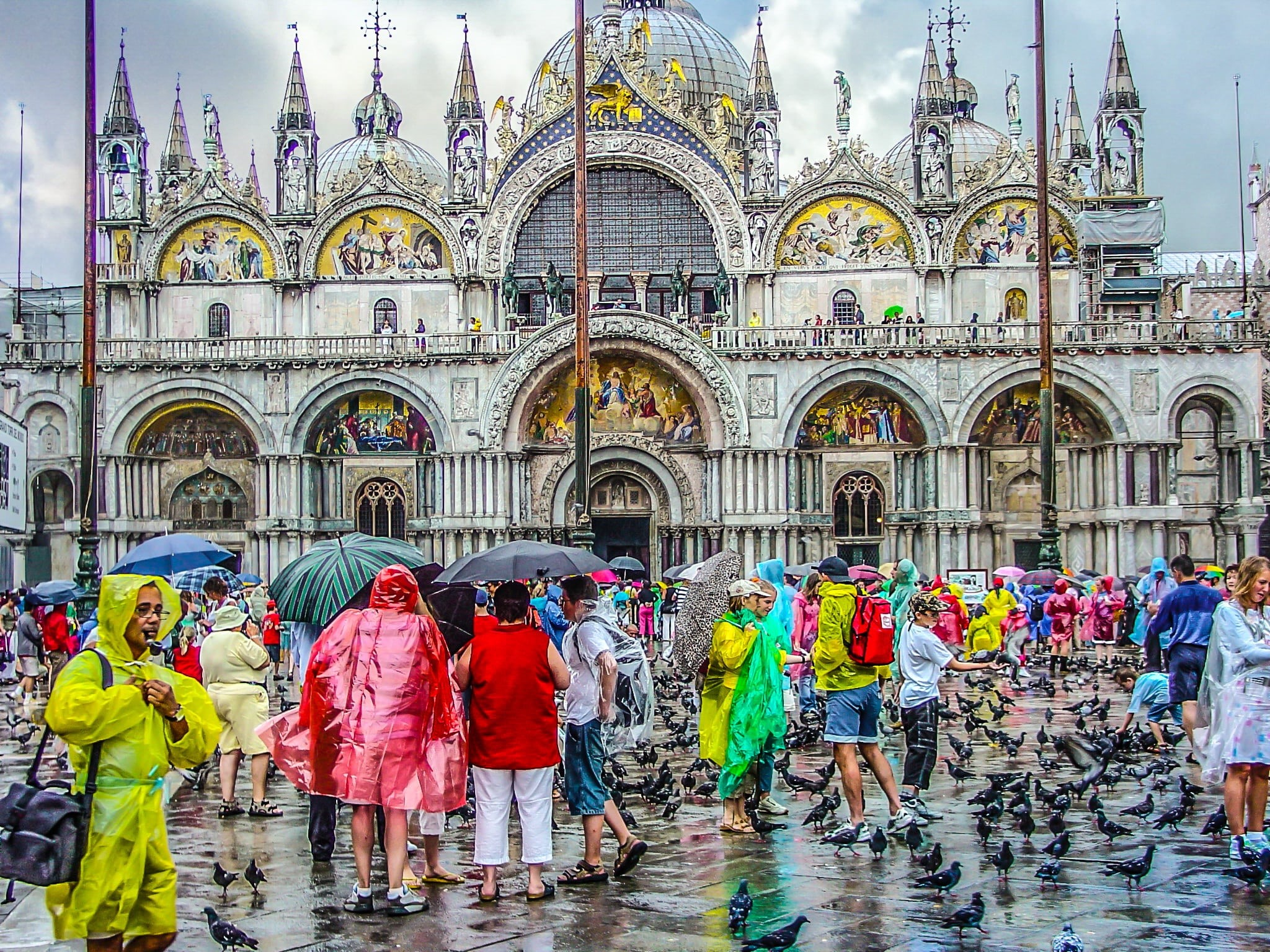 colorful, arch, mosaic, raincoat, water, travel destinations, piazza, 1080P, rain, domes, tourists, group, san marcos, large group of people, umbrella, HD Wallpaper