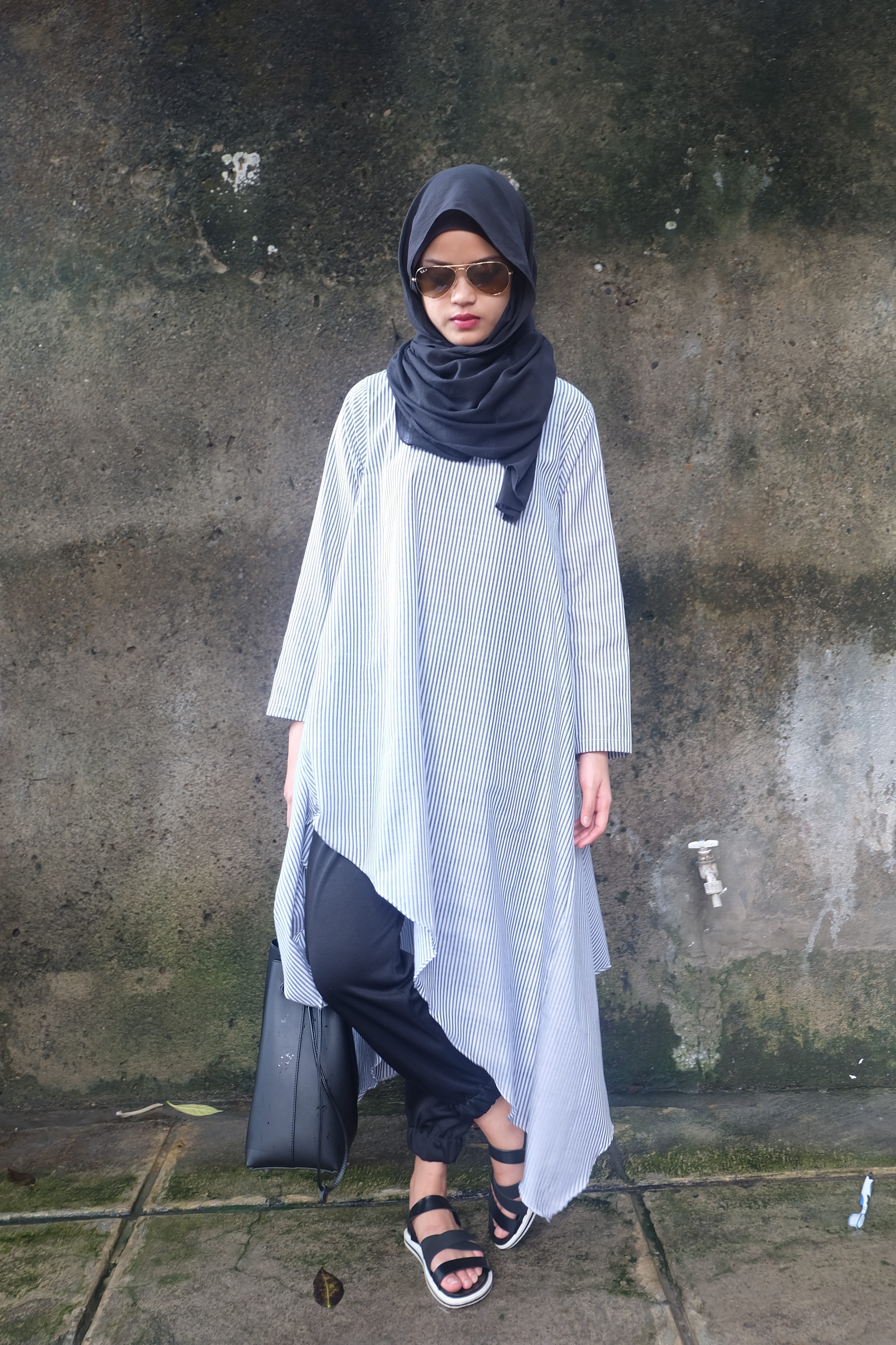 photo, girl, wall - building feature, headscarf, religion, hood - clothing, veil, taking, one Person, asia, lifestyle, moslem, young, 4K, day, young adult, Phone HD Wallpaper