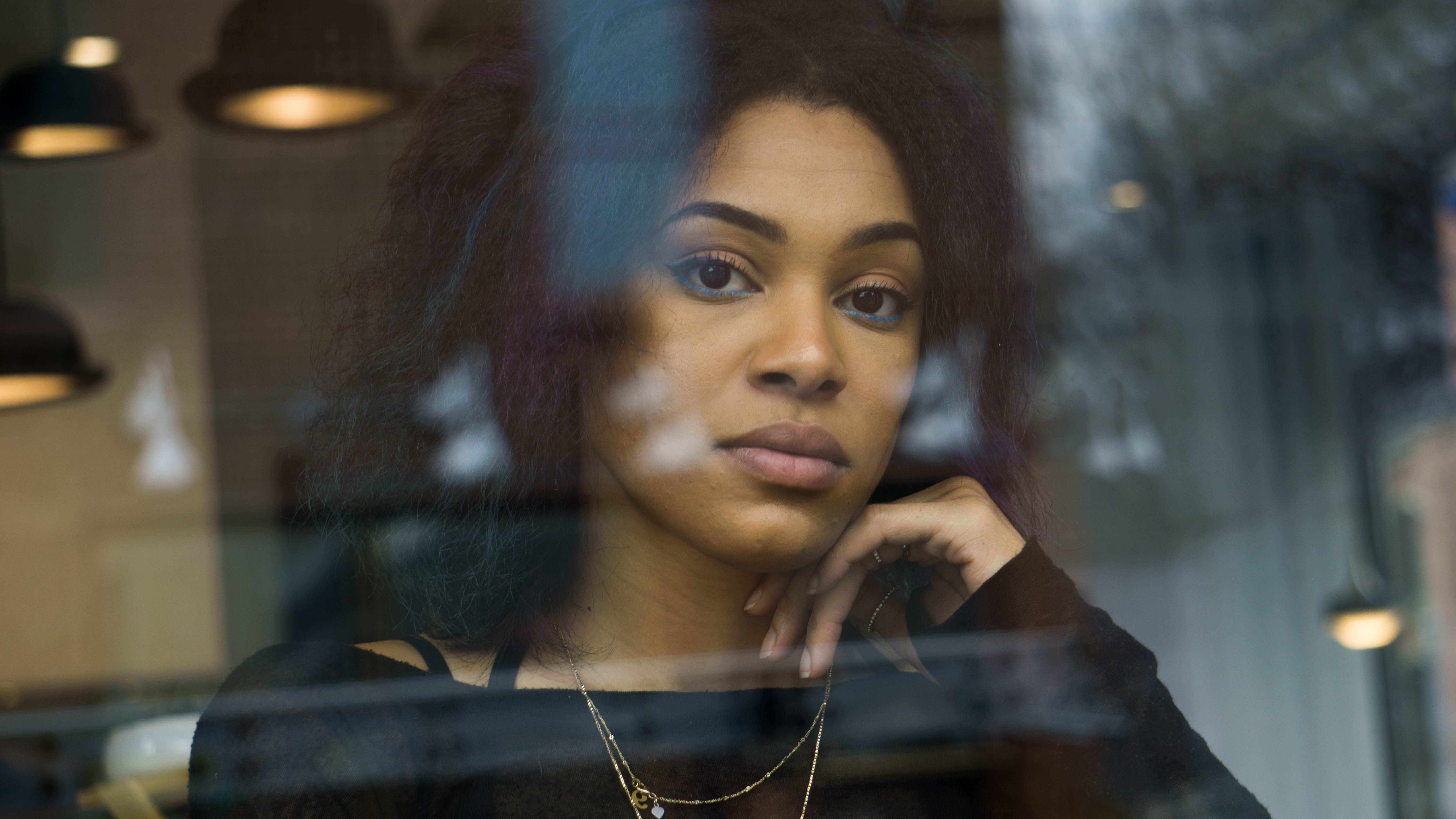 pose, pretty, girl, glass window, body part, shoulder, beautiful woman, style, black, hand, hairstyle, indoors, light, young women, reflection, window, HD Wallpaper