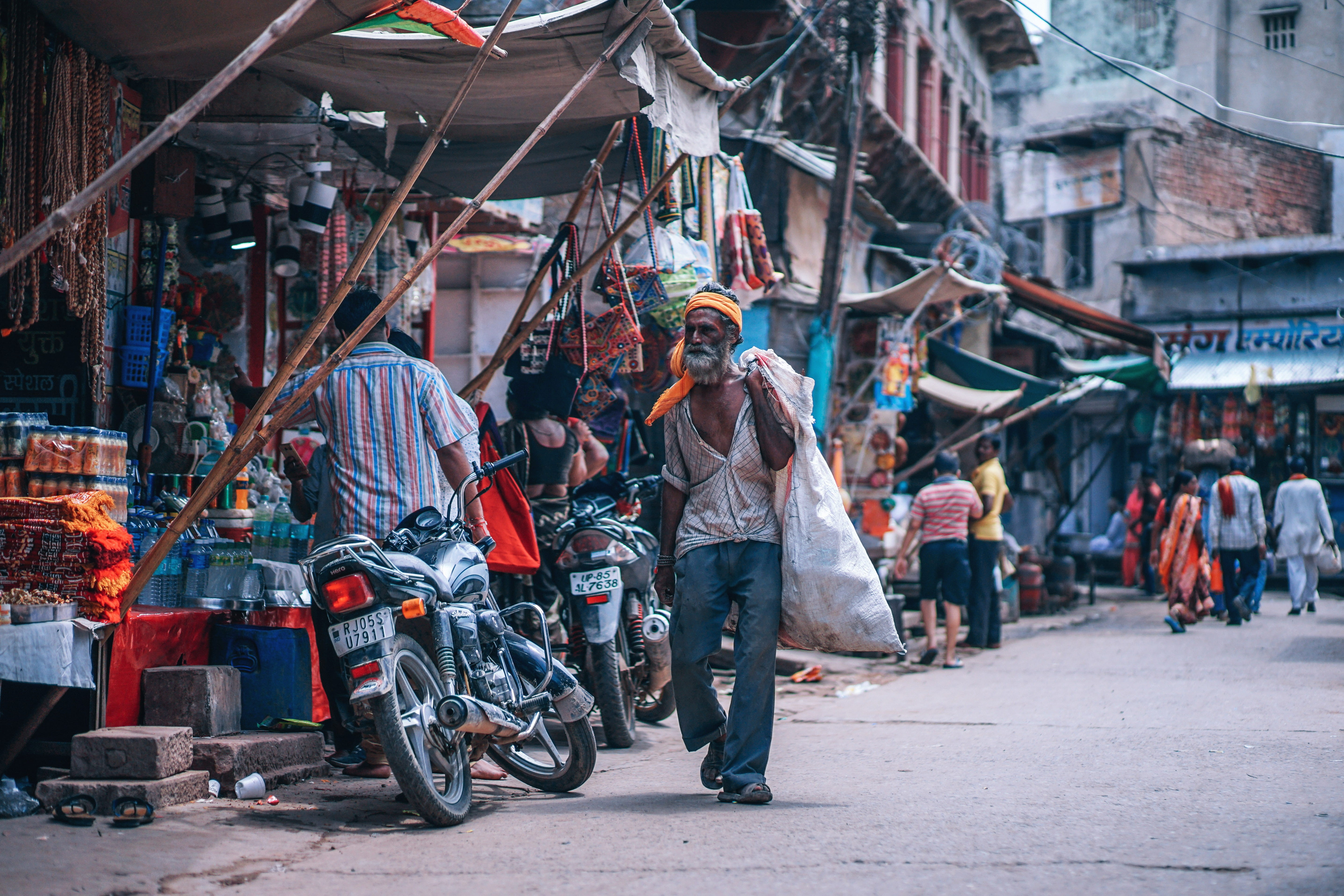 carry, real people, vendors, working, architecture, beside, stores, full length, people, person, city life, trash, poverty, road, occupation, indian, land vehicle, HD Wallpaper