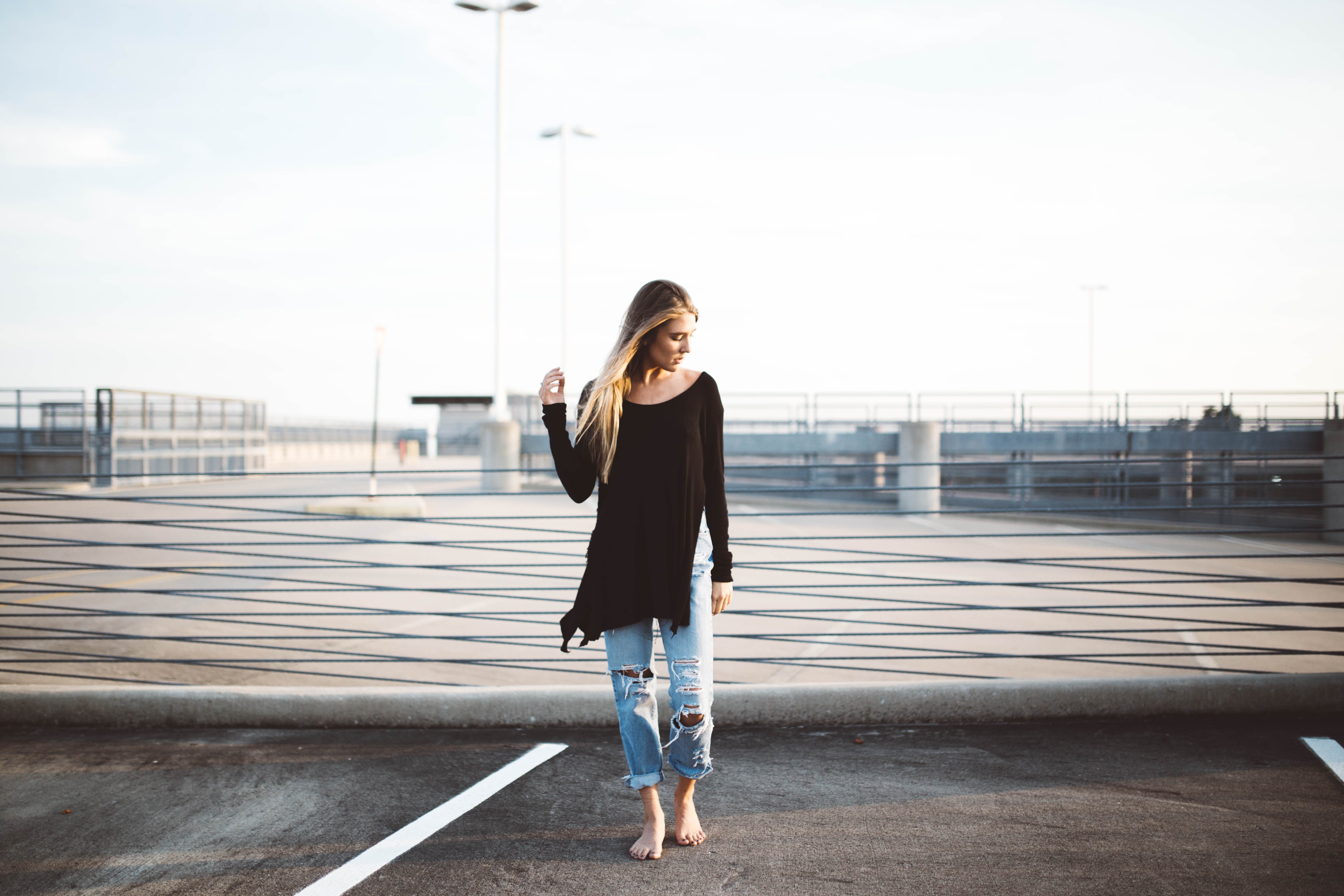 person, full length, hairstyle, sky, smiling, railing, one Person, caucasian Ethnicity, boyfriend jeans, outdoors, beautiful, women, footed, beauty, fashion, HD Wallpaper