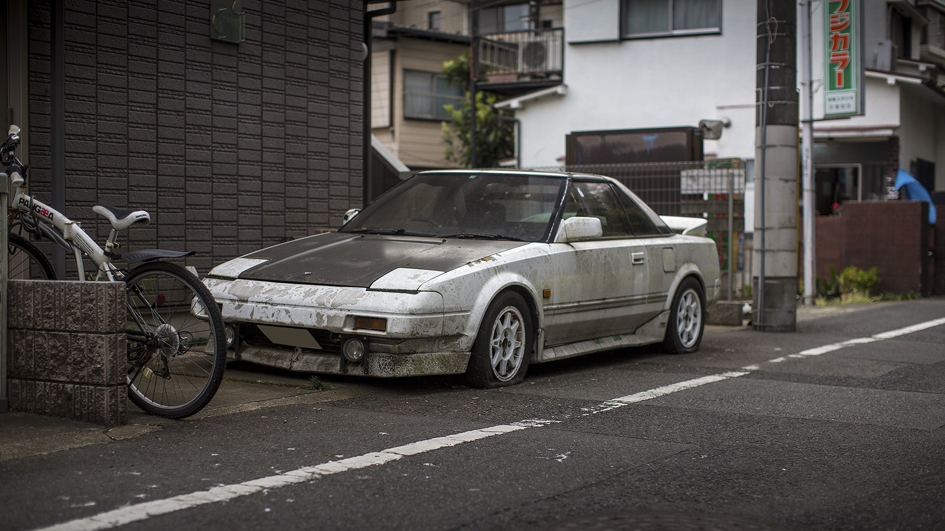 outdoors, built structure, wall, no people, urban, 1080P, wreck, sign, city, wheel, Toyota MR2, stationary, building, transportation, mode of transportation, HD Wallpaper