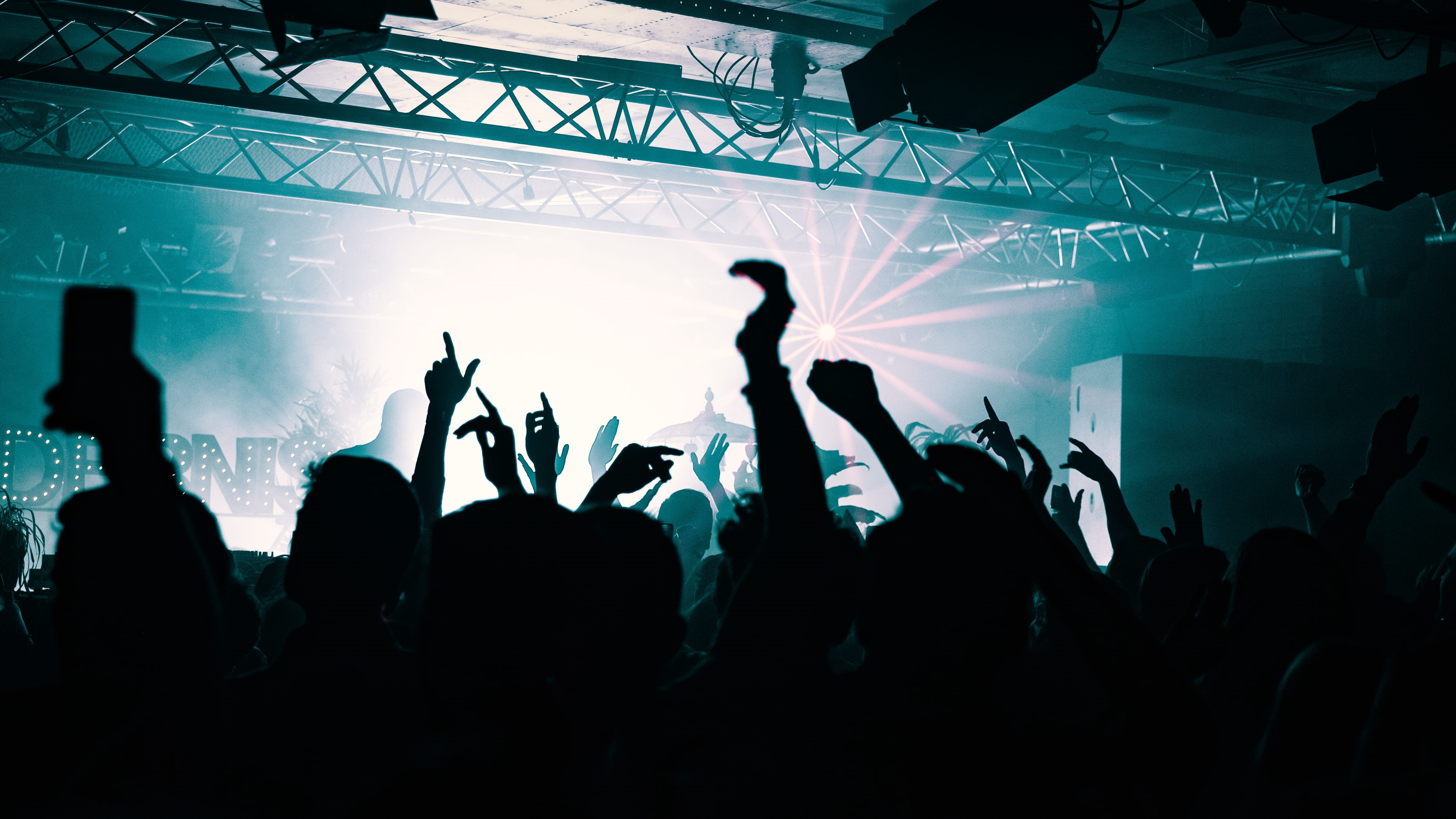 rock music, arts culture and entertainment, stage light, night club, 4K, illuminated, lighting, human arm, person, hand, positive emotion, flare, night life, HD Wallpaper