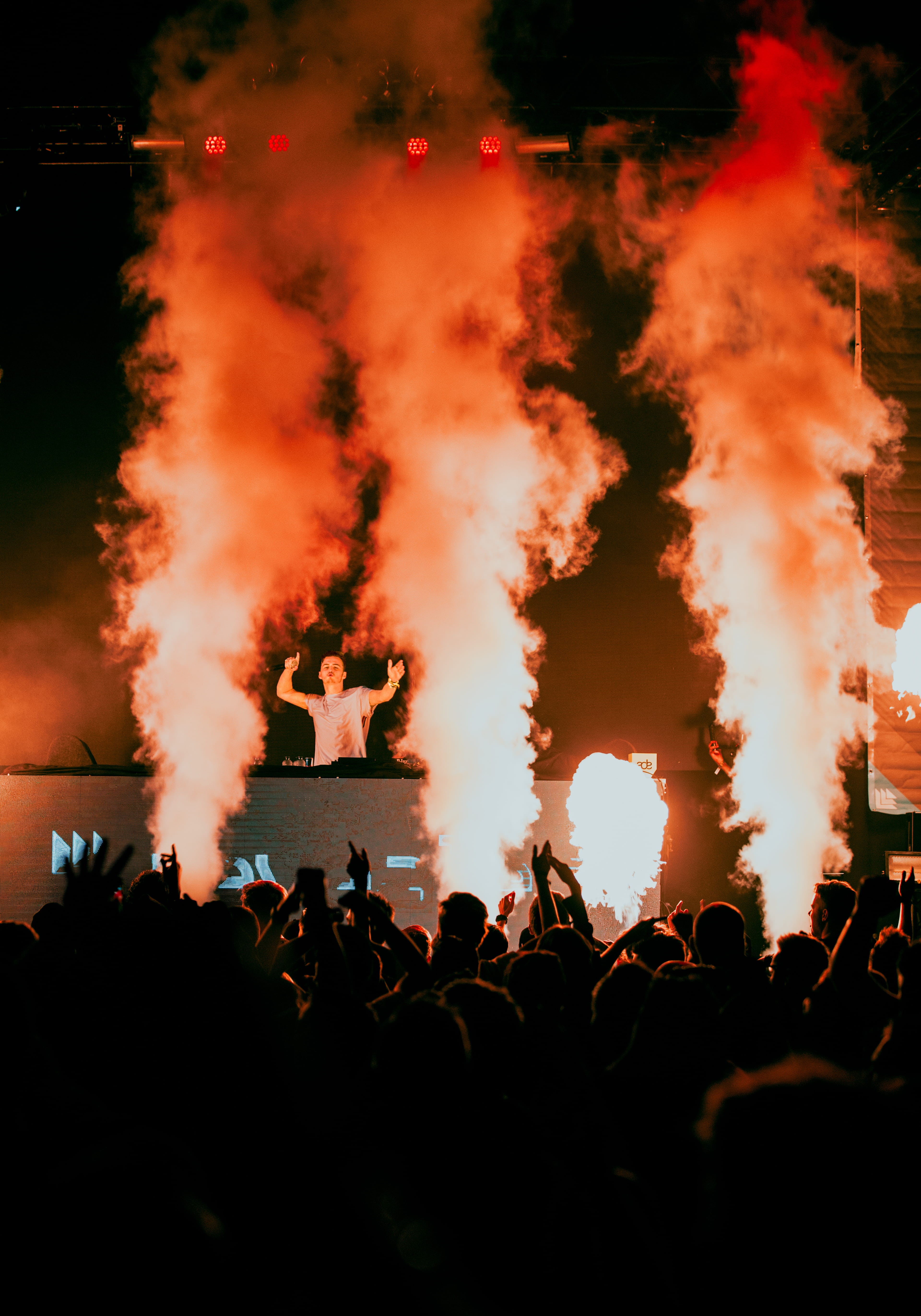 berlin, togetherness, light, group of people, smoke - physical structure, partytime, lifestyles, clubbin, magnificent, illuminated, tourist, event, real people, Phone HD Wallpaper