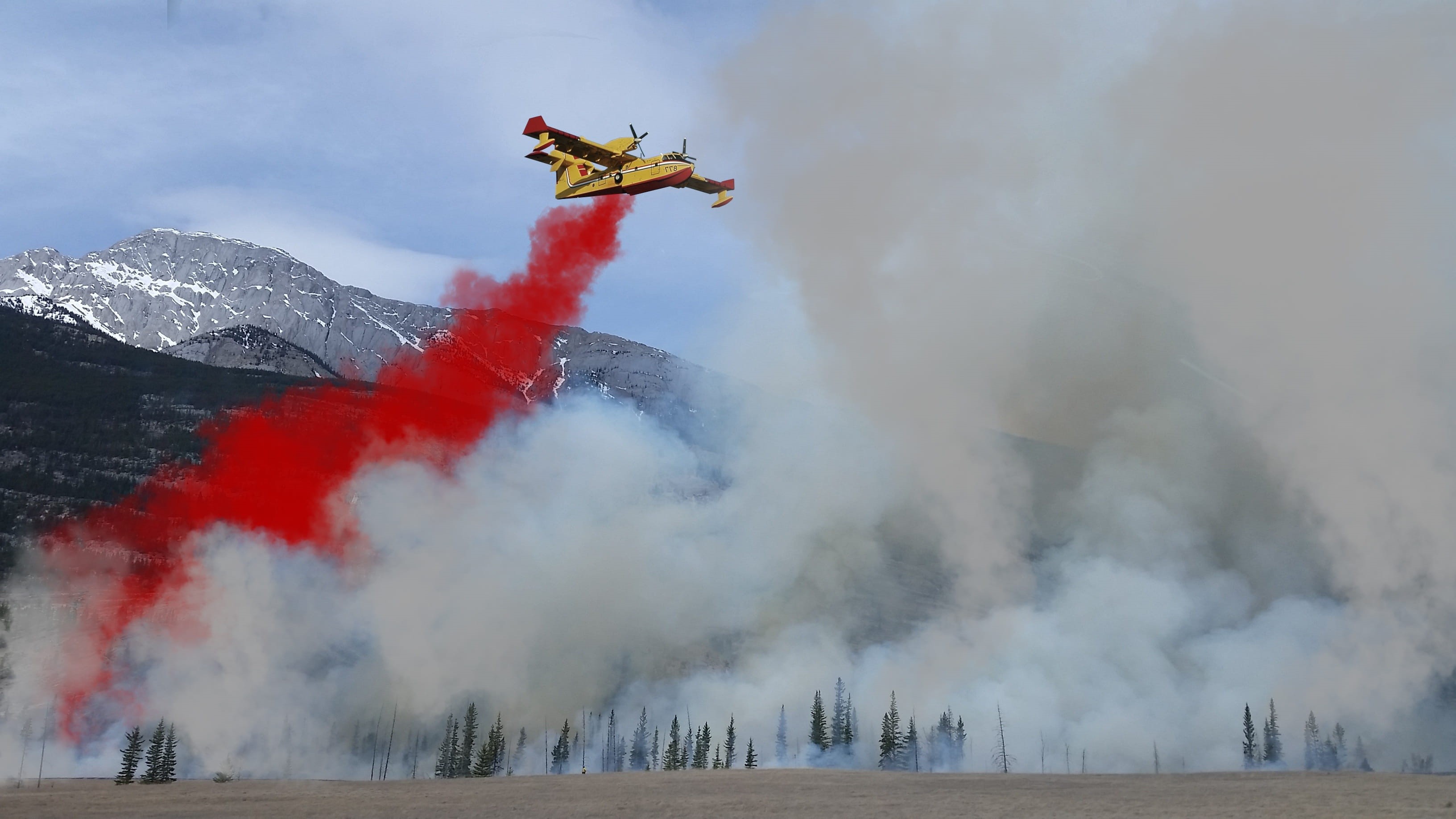 take off, no people, mission aircraft, burning, grey, water, sky, outdoors, communication, smoke - Physical Structure, fly, warning sign, firefighter, yellow, HD Wallpaper