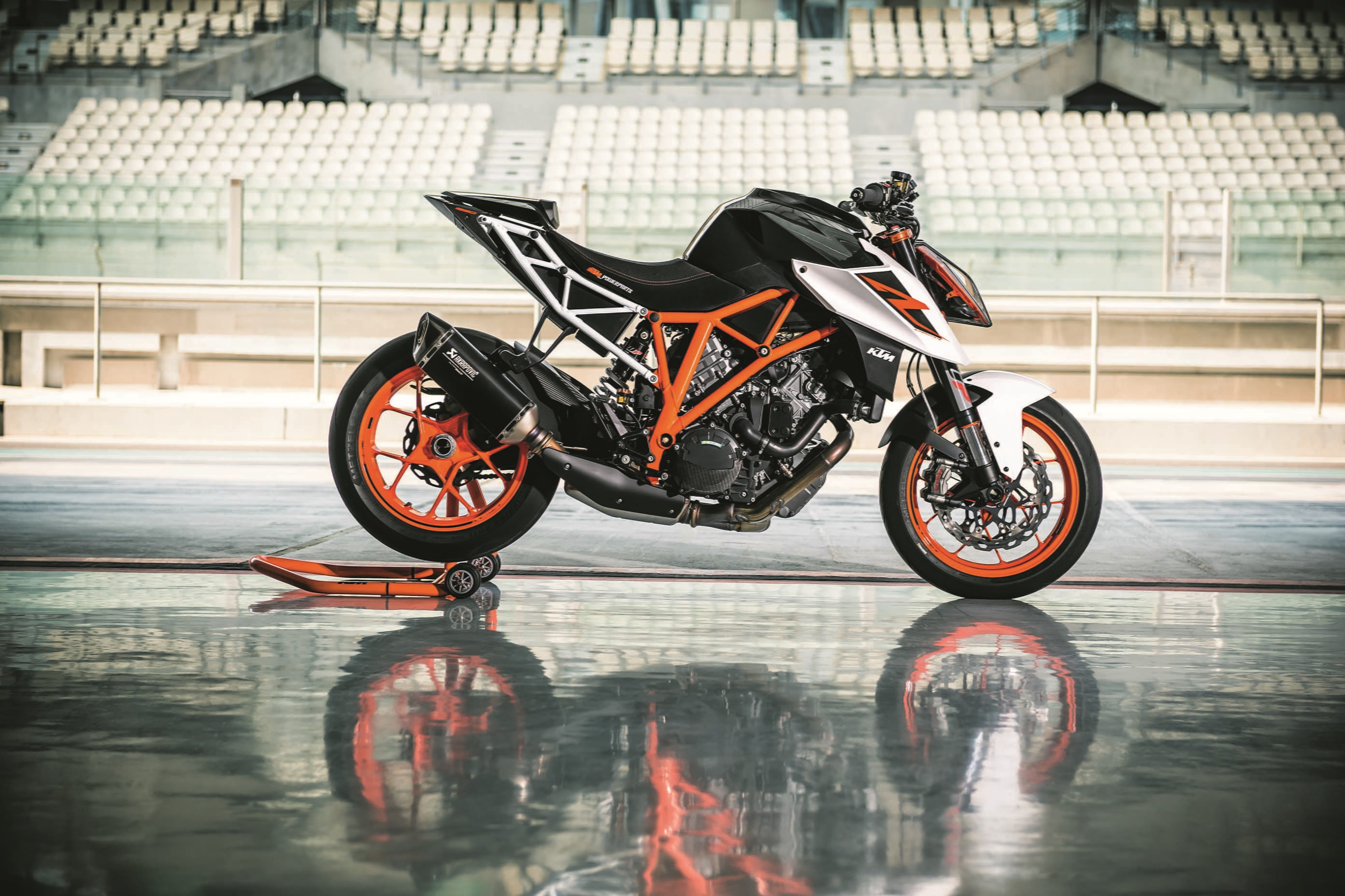 table, water, day, reflection, outdoors, transportation, motorcycle, bicycle, waterfront, mode of transportation, architecture, helmet, KTM, 2K, stationary, HD Wallpaper