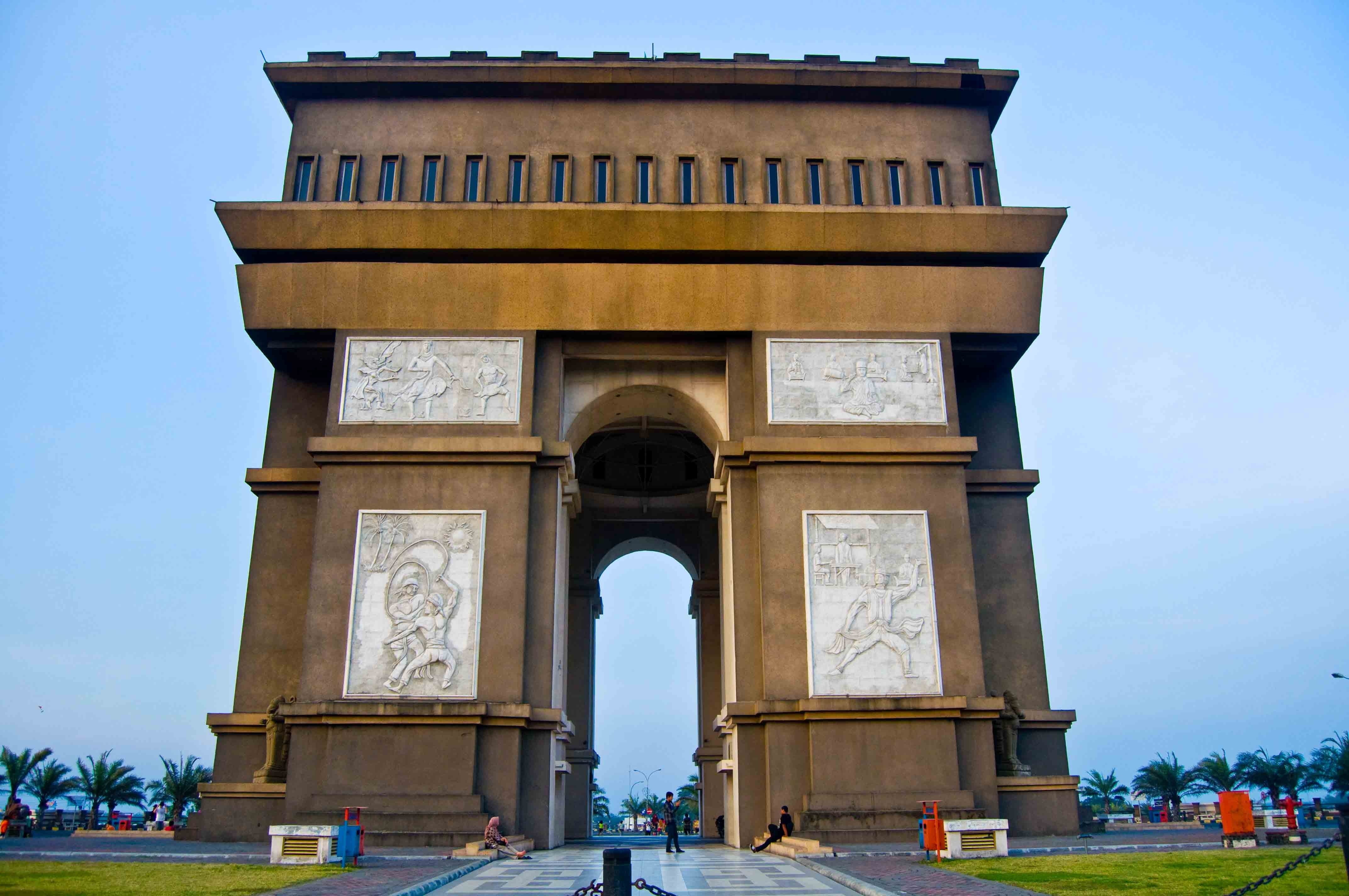 low angle view, monument, gumul simpang lima, arch, travel destinations, sky, day, memorial, architecture, kediri, architectural column, indonesian, europe, HD Wallpaper