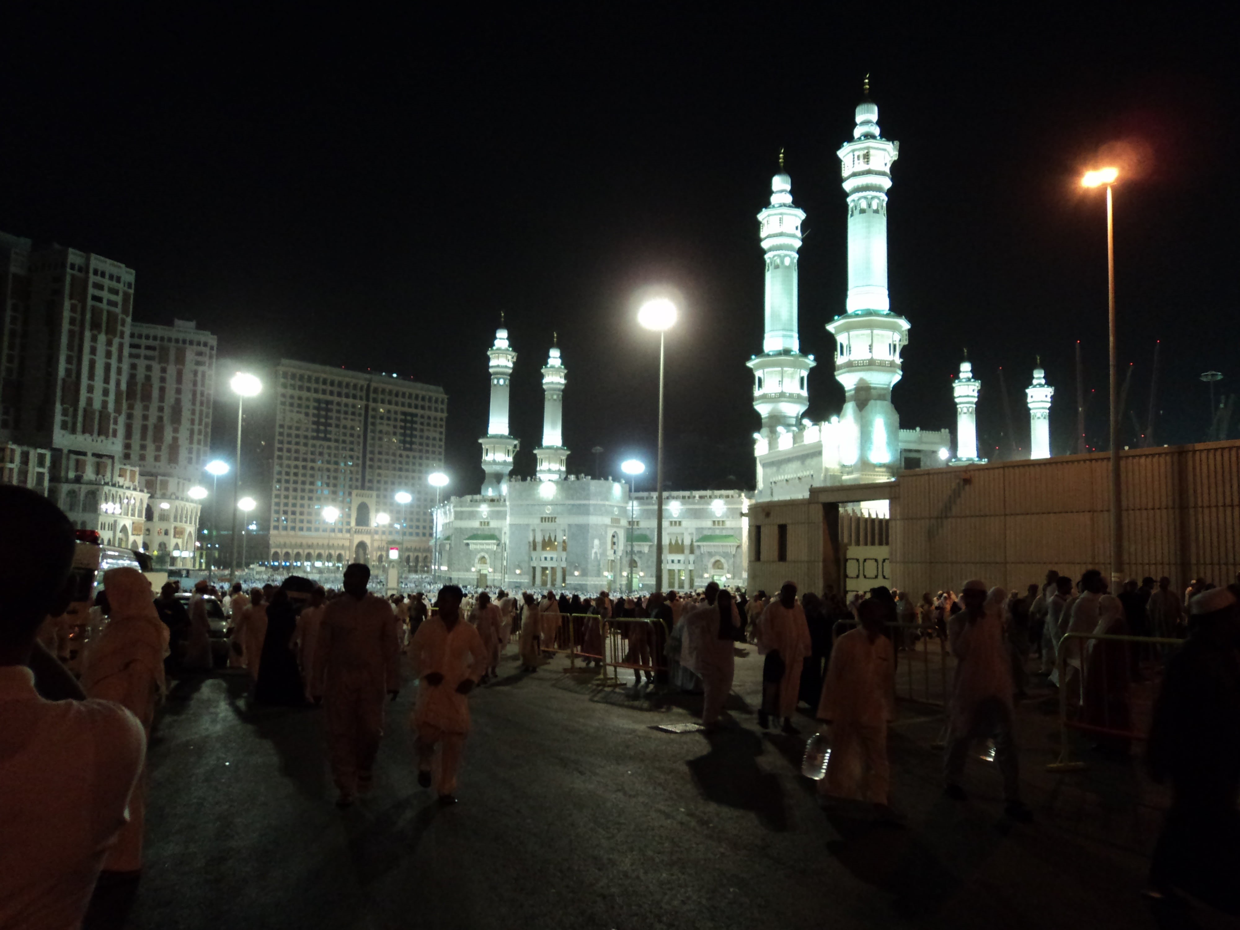 4K, city, holy, crowd, mosque, built structure, street, minaret, real people, large group of people, nature, people, walking, arabic, building exterior, HD Wallpaper