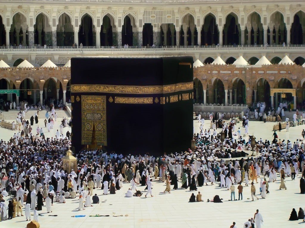 leisure activity, building exterior, group of people, men, nature, arch, lifestyles, travel destinations, tourism, real people, Islam, Mecca, the past, HD Wallpaper
