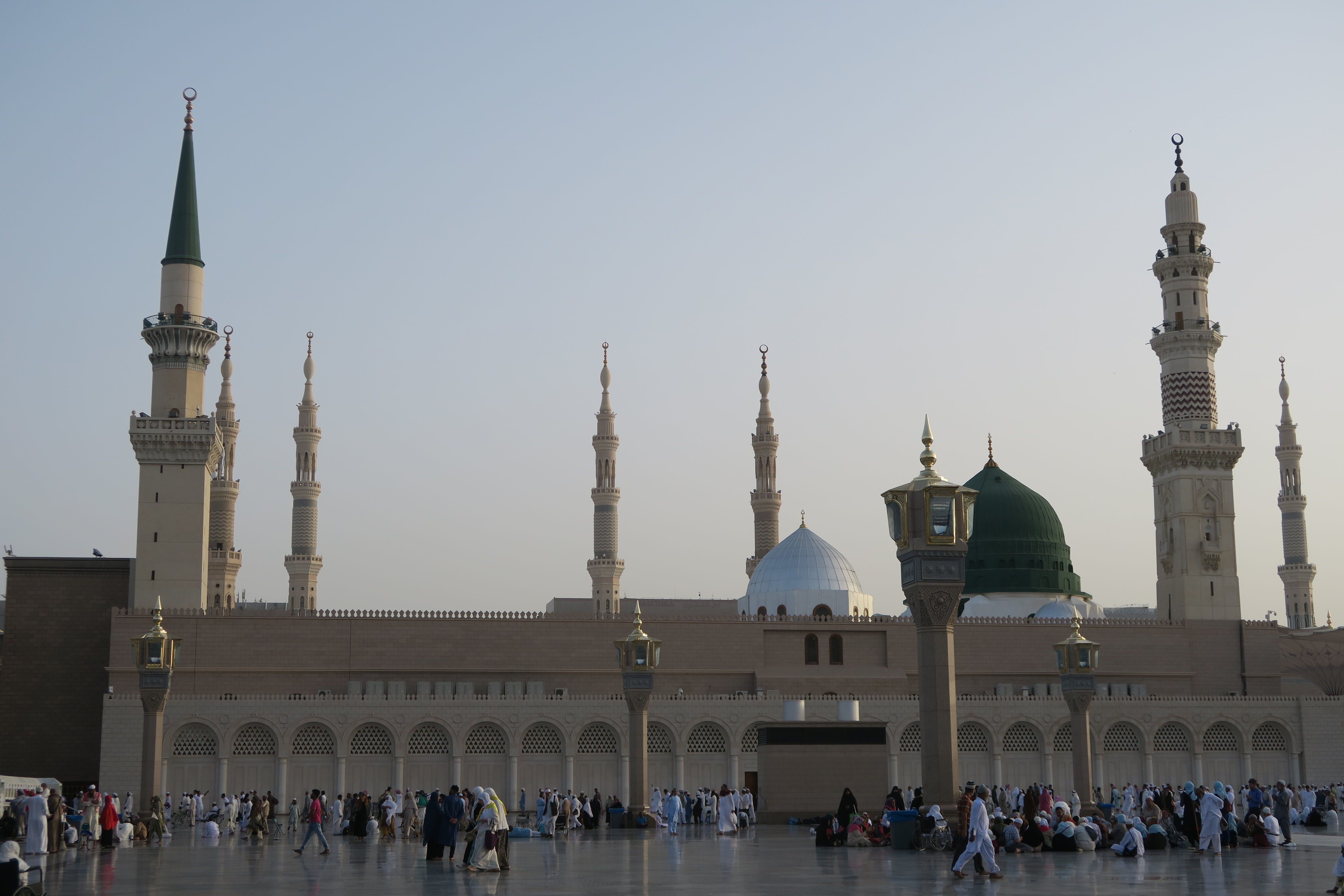large group of people, women, building exterior, crowd, ive to medina, muslim, minaret, group of people, spirituality, masjid, 5K, tourism, religion, place of worship, HD Wallpaper