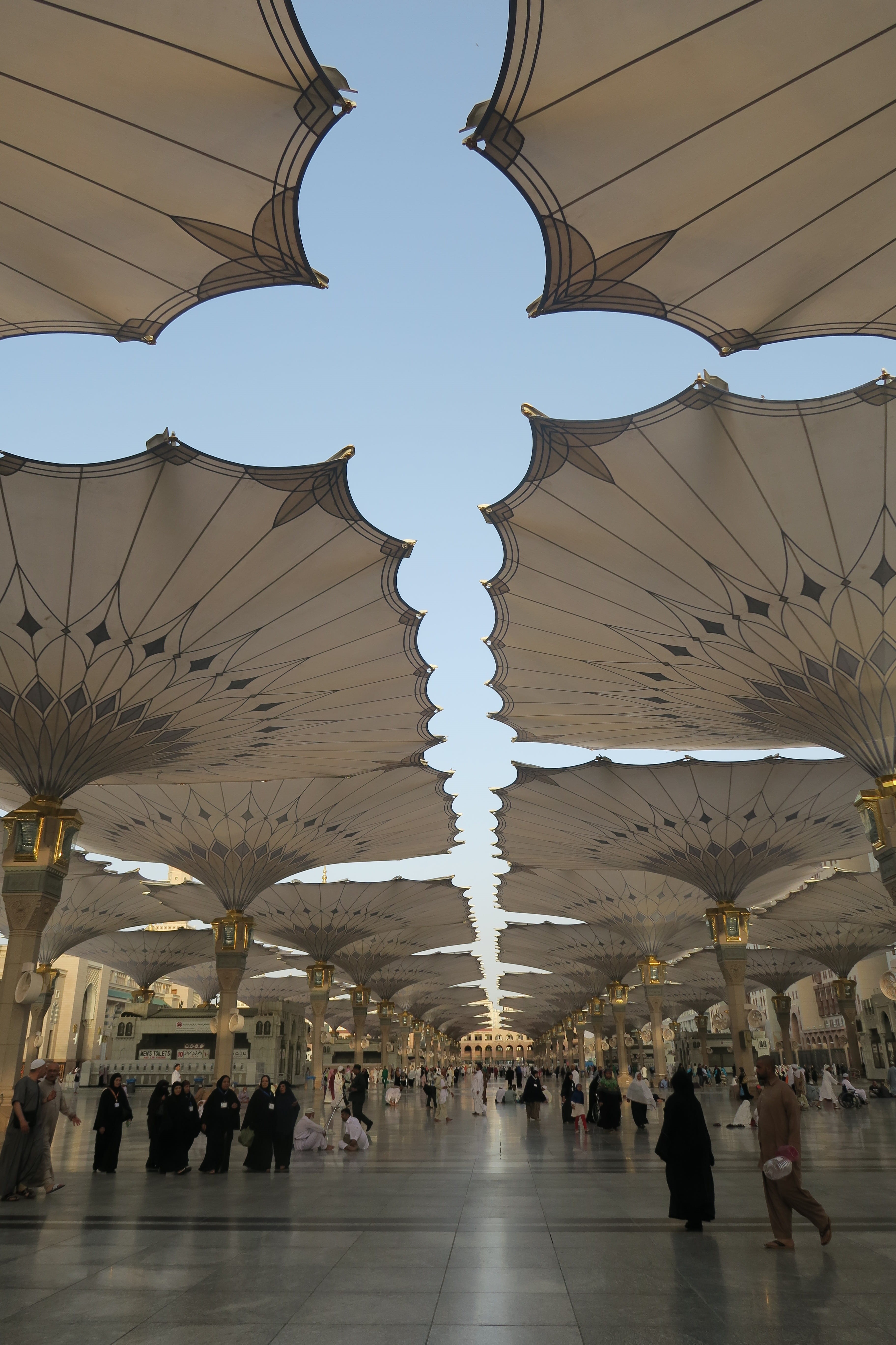 travel destinations, walking, medina, umbrella, large group of people, crowd, group of people, ive to medina, masjid nabawi, leisure activity, architecture, Phone HD Wallpaper