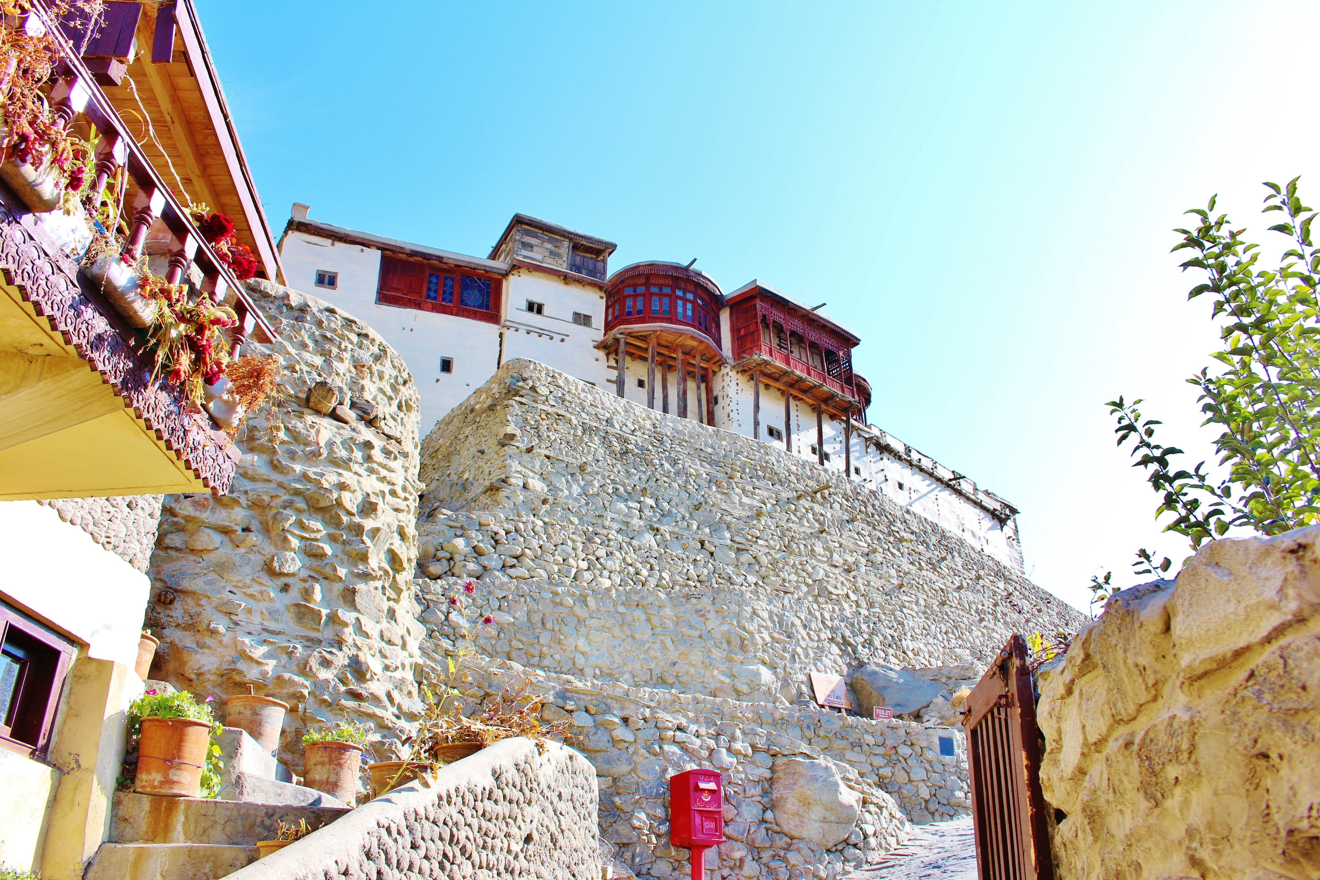 spirituality, mountain, castle, clear sky, building, 5K, built structure, tree, no people, history, pakistan, landmark, stronghold, plant, Pakistan, Historical, HD Wallpaper