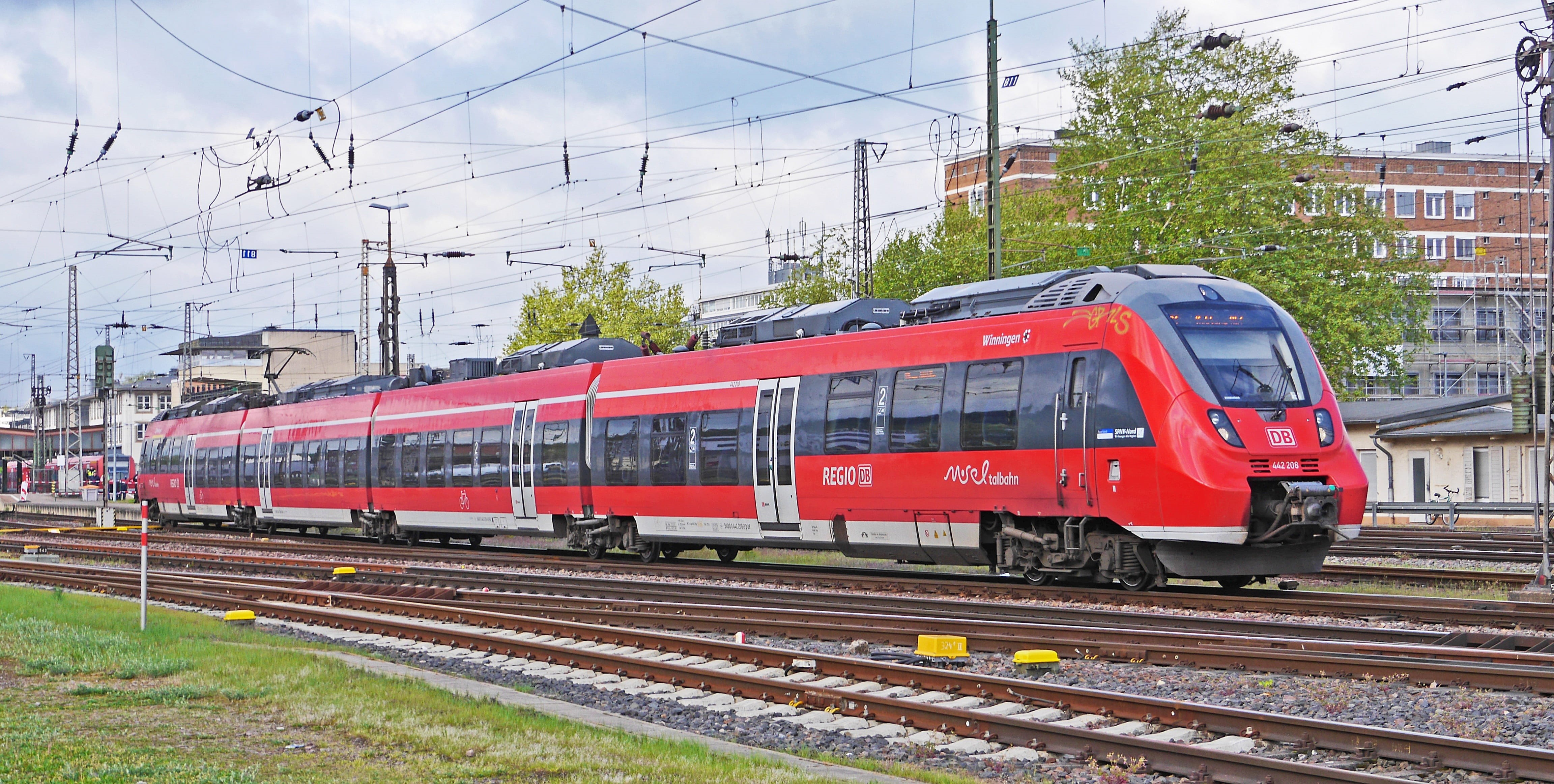 land vehicle, building exterior, talent 2, architecture, moselle valley railway, day, rail transportation, mode of transportation, built structure, br442, HD Wallpaper