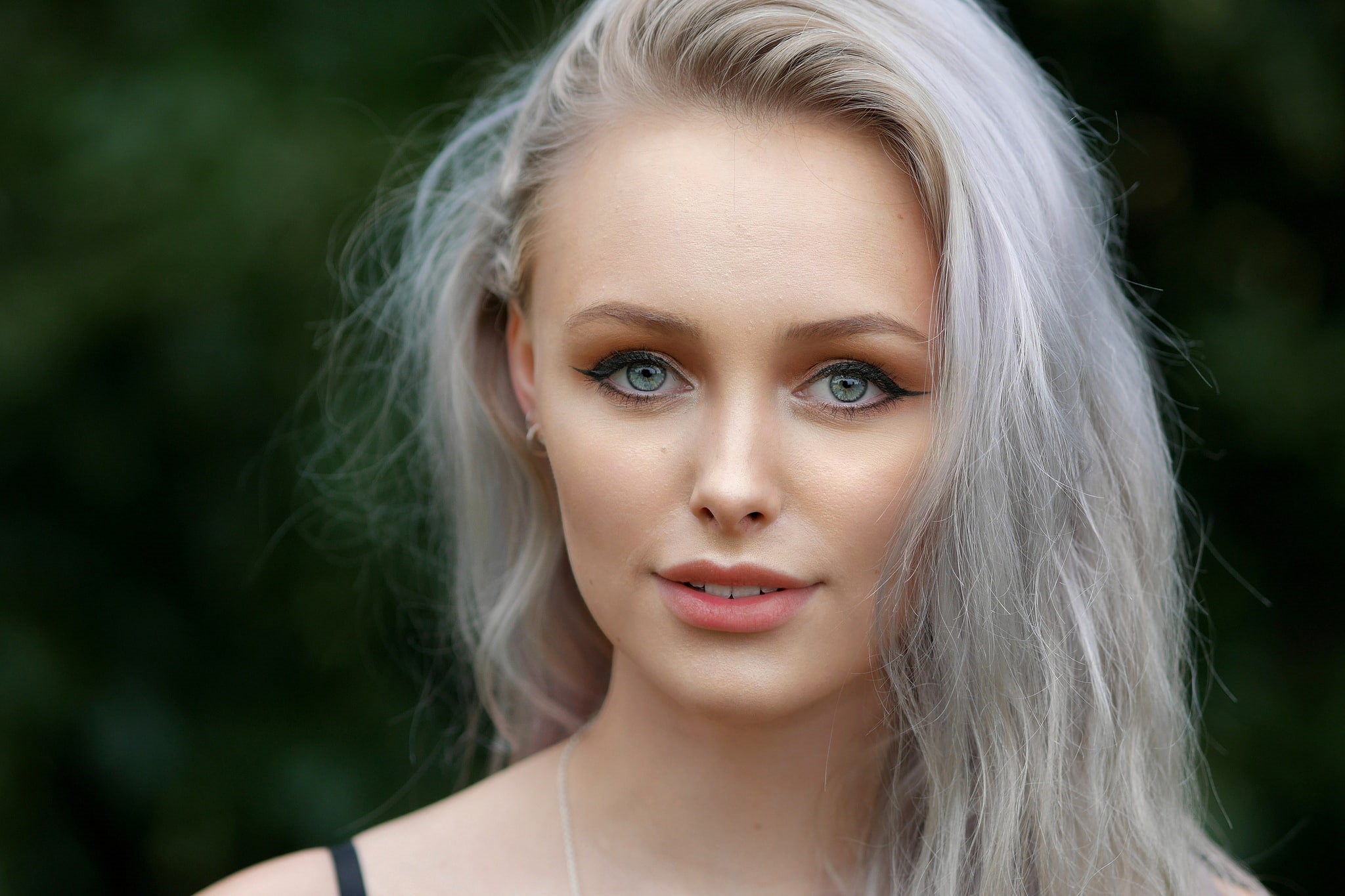 1080P, headshot, model, fashion, gray eyes, dyed hair, focus on foreground, make-up, human face, depth of field, looking at viewer, beautiful woman, close-up, HD Wallpaper