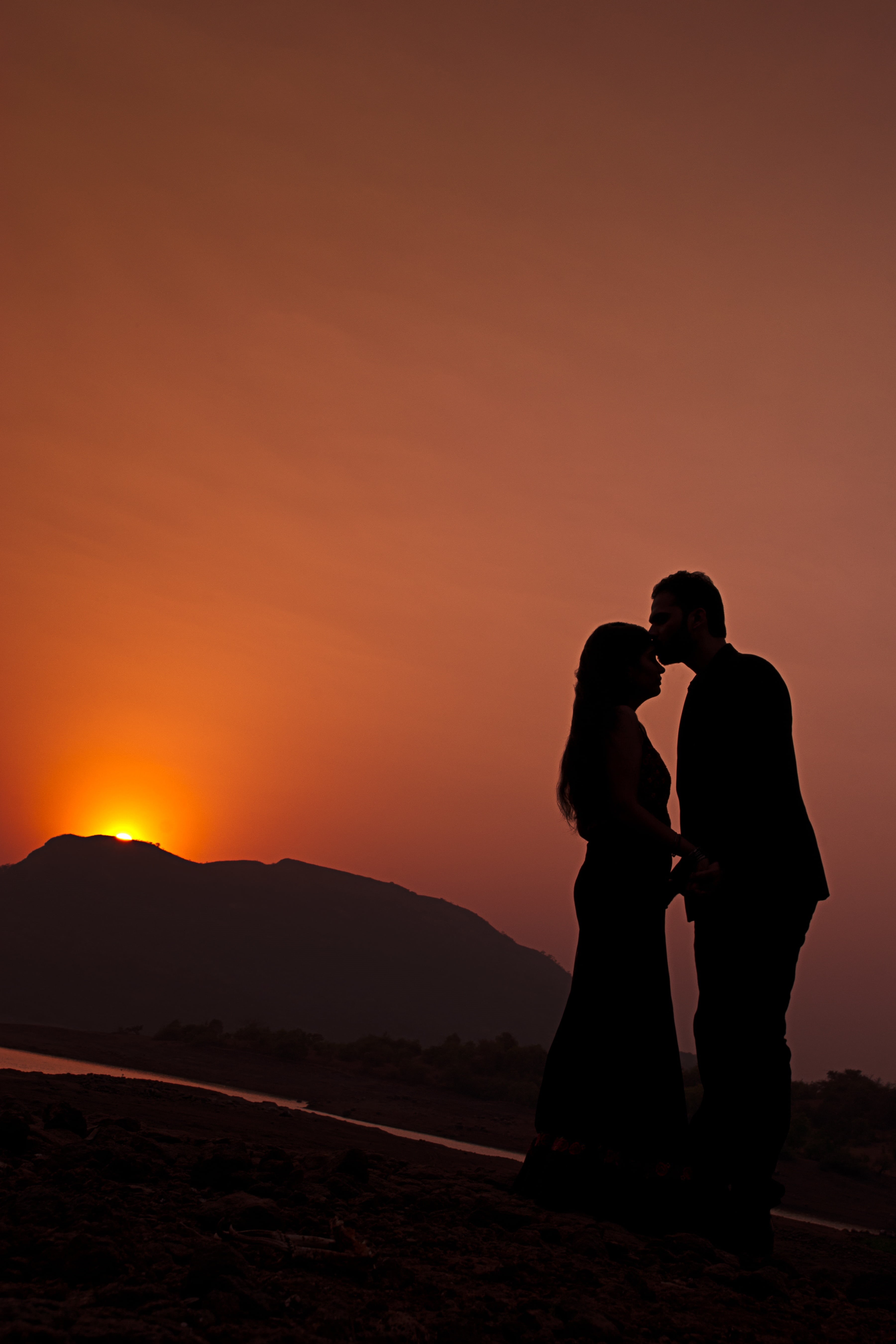 women, kissing, 5K, scenics - nature, orange color, silhouette, woman, newly wed, romantic, full length, married, together, love, relationship, beauty in nature, Phone HD Wallpaper