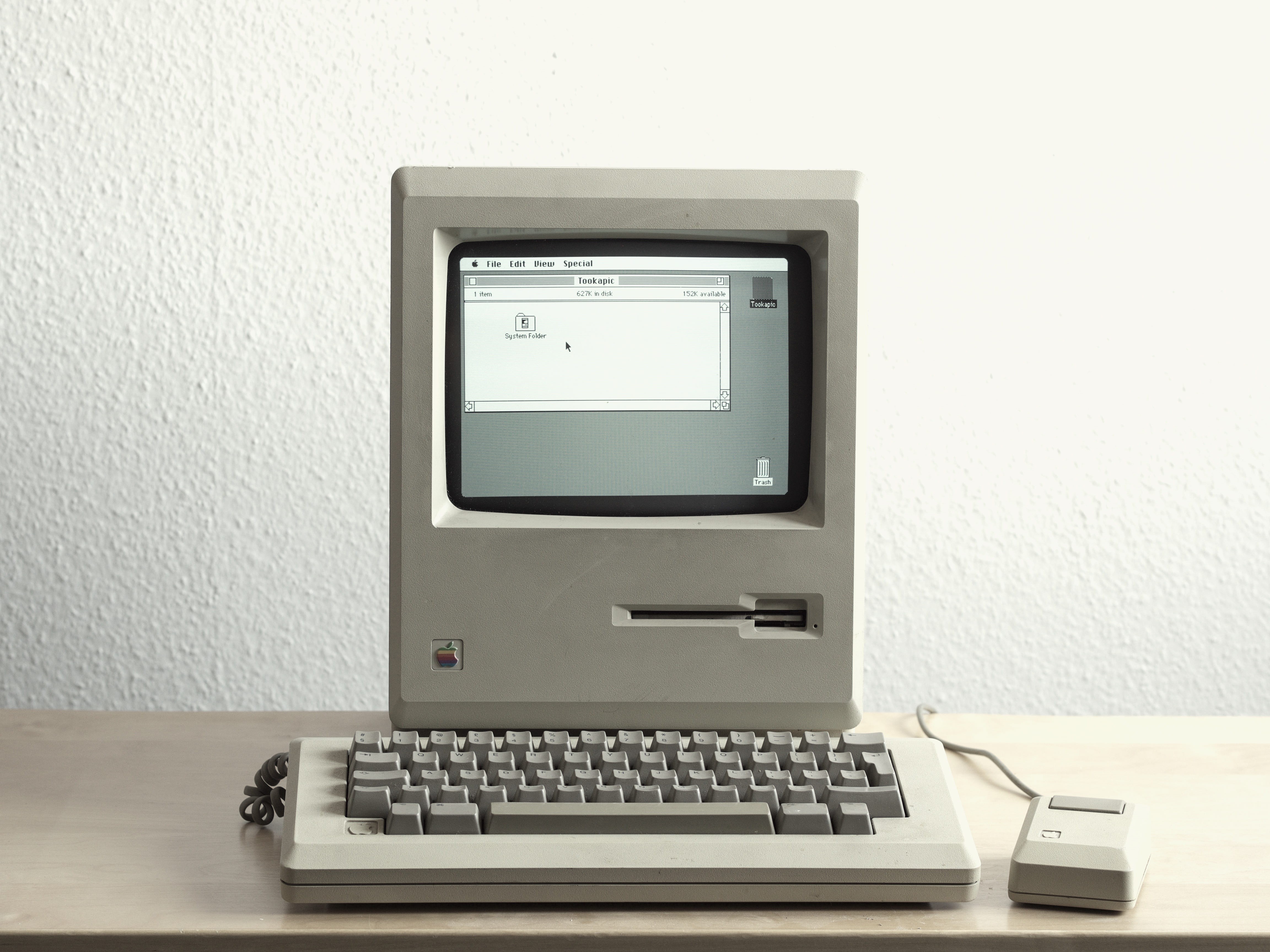 close-up, furniture, oldschool, setup, gray, 4K, table, retro, computer keyboard, laptop, technology, no people, computer monitor, white color, desktop pc, HD Wallpaper