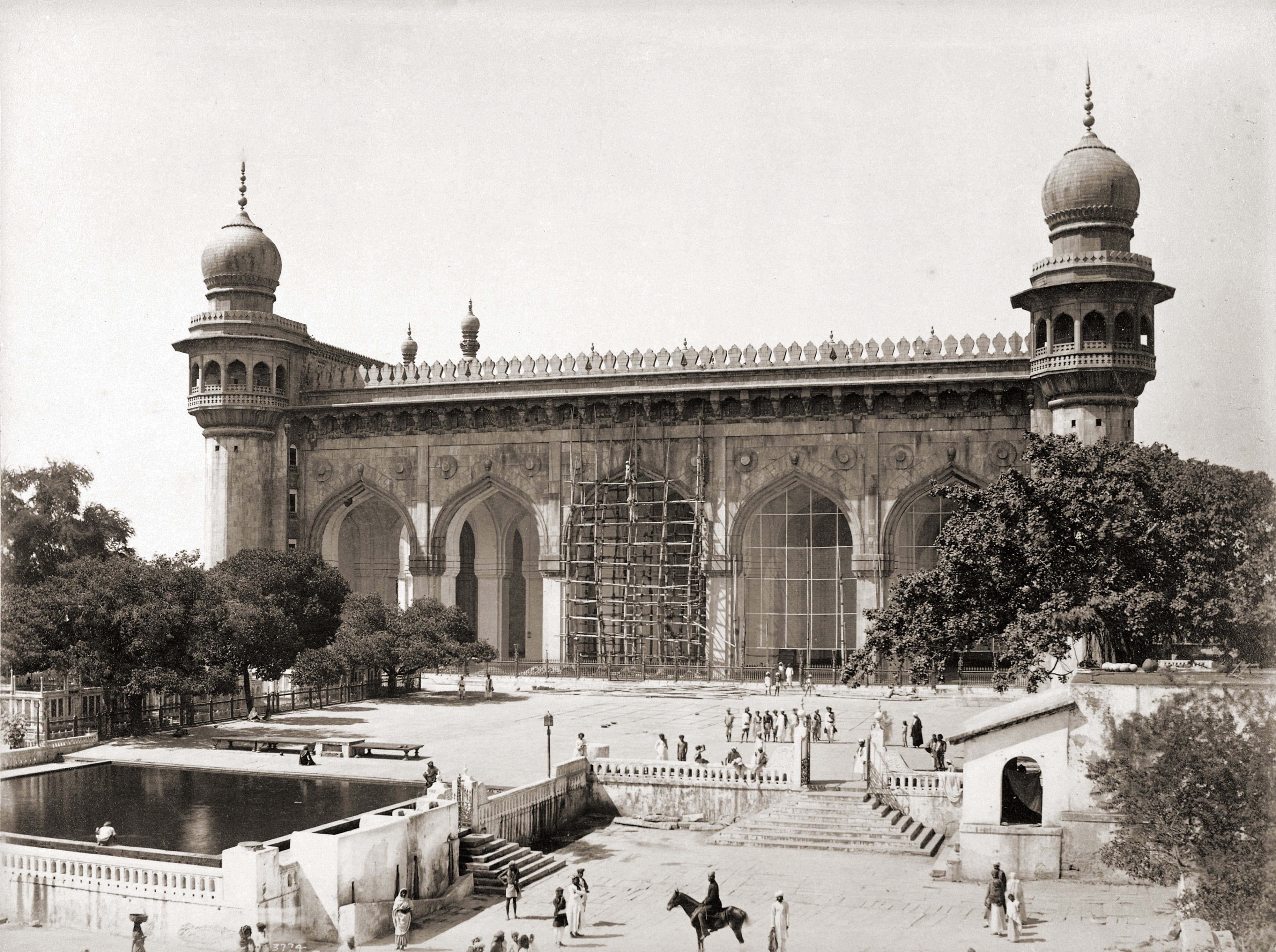 building Exterior, hyderabad, travel Locations, the past, Mecca Masjid, masjid, outdoors, 4K, incidental people, temple, history, architecture And Buildings, HD Wallpaper