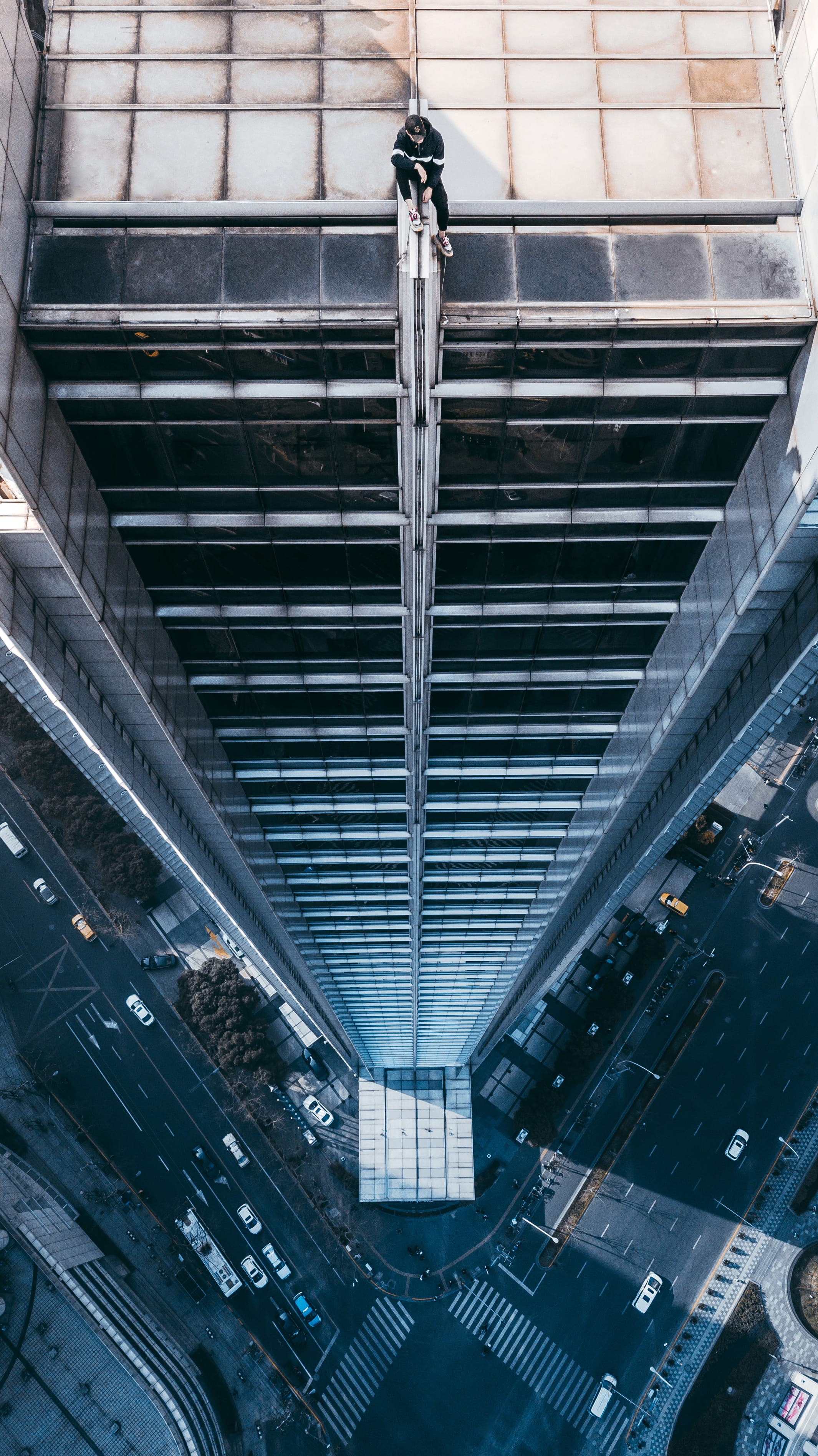 discover, built structure, city, building, person, explore, travel, rooftop, pattern, looking out, male, high, day, rise, glass - material, ceiling, modern, Phone HD Wallpaper