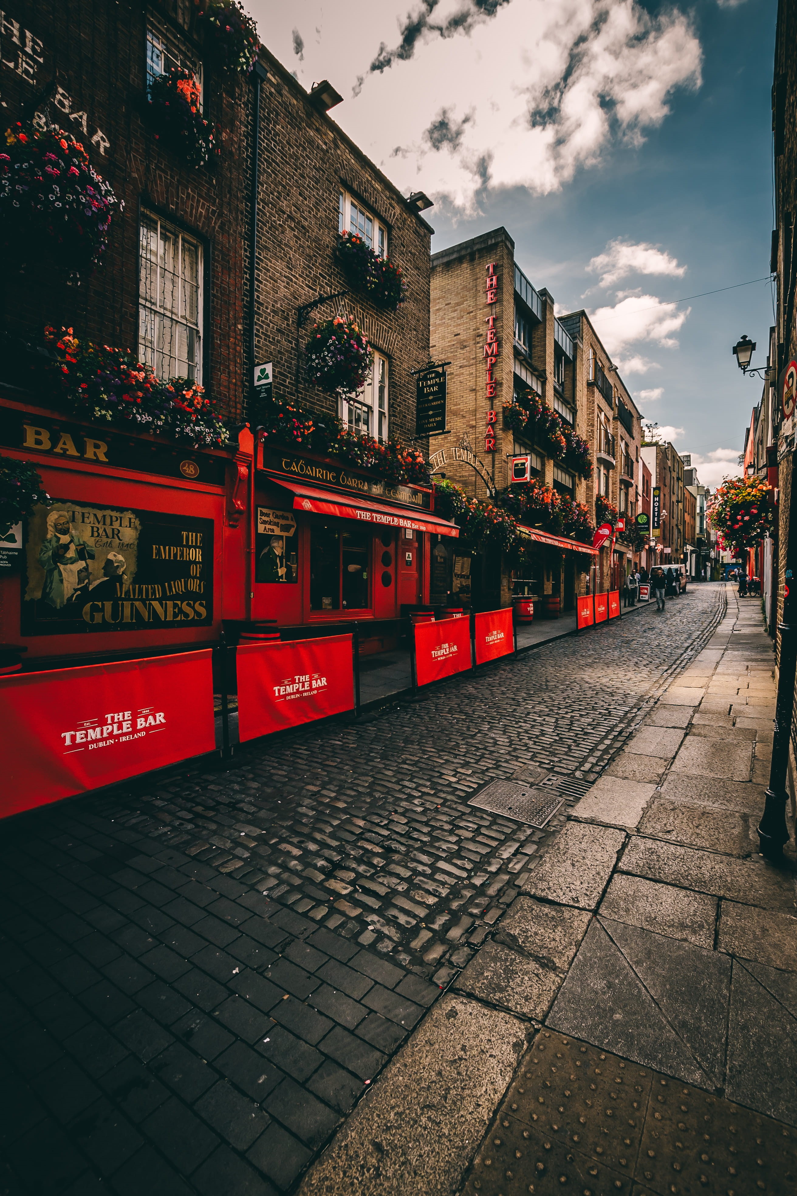 building exterior, tourist, building, transportation, house, cloud - sky, light, sky, street, market, track, 4K, buildings, rail transportation, dublin, Phone HD Wallpaper
