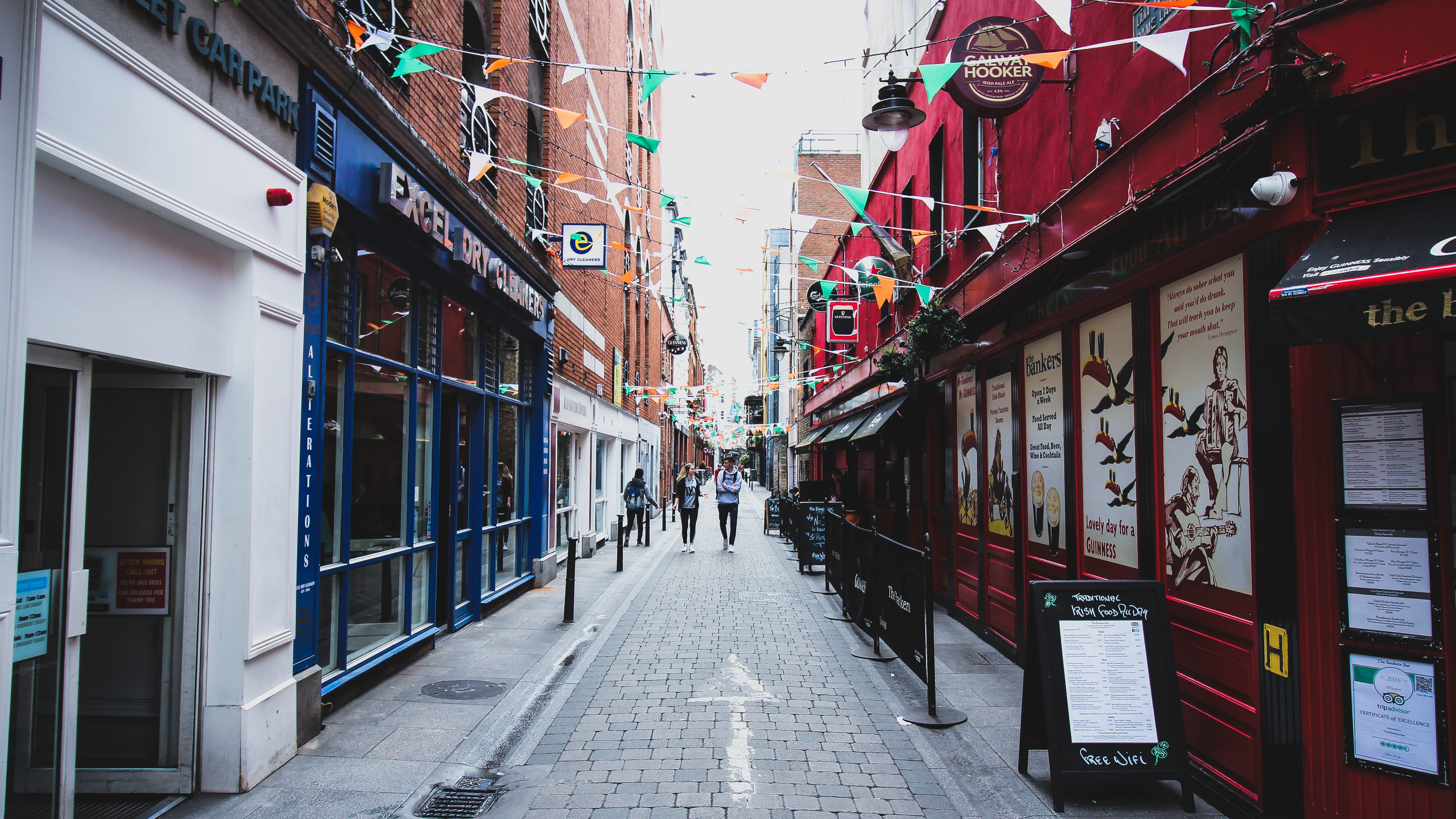 footpath, text, real people, group of people, direction, built structure, pub, the way forward, diminishing perspective, outdoors, irish, ireland, building exterior, HD Wallpaper