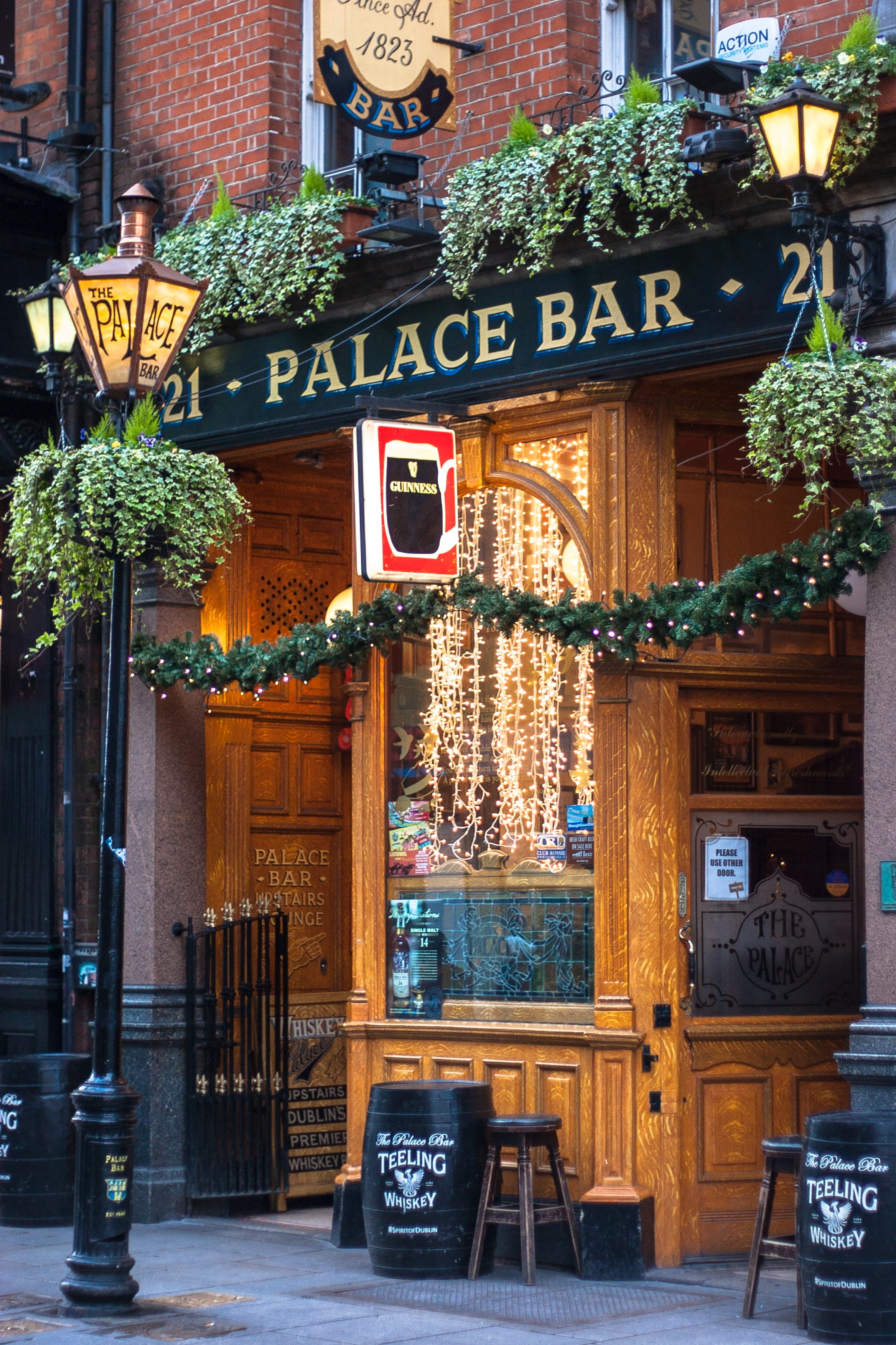 sign, store sign, bar, lights, illuminated, 2K, business, day, communication, pub, non-western script, building exterior, western script, ireland, restaurant, Phone HD Wallpaper
